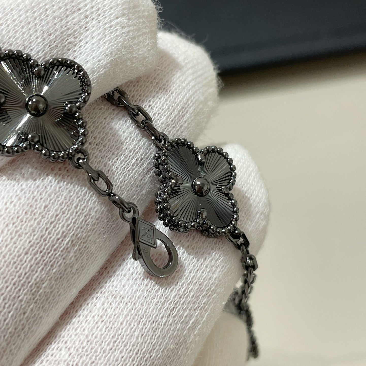 [kincade]CLOVER 5 MOTIF BLACK BRACELET