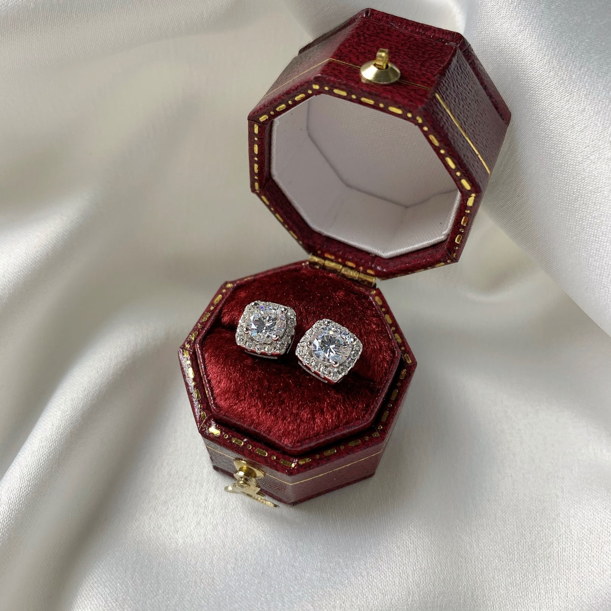 [kincade]Classic Round Center Stone Stud Earrings