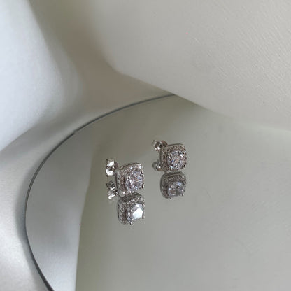 [kincade]Classic Round Center Stone Stud Earrings