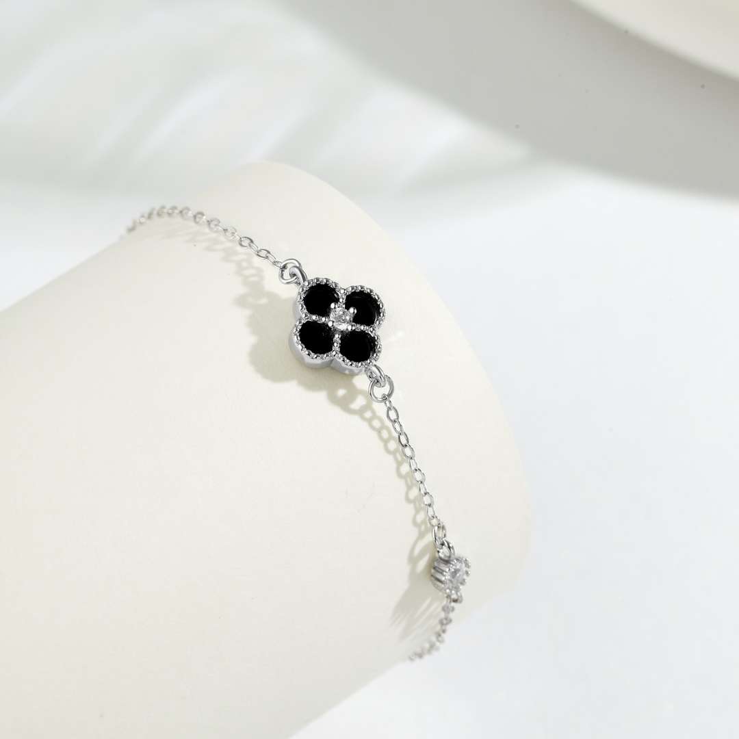 [kincade]Delicate Four Leaf Clover Bracelet