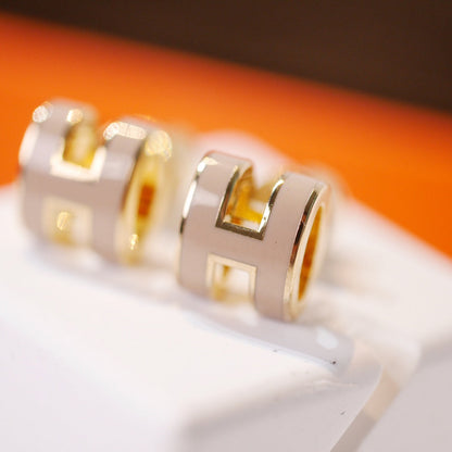 [kincade]MINI POP H GOLD EARRINGS GREY