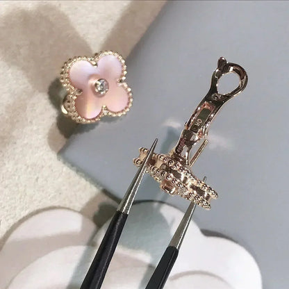 [kincade]CLOVER MEDIUM 1 MOTIFS  PINK MOP DIAMOND EARRINGS