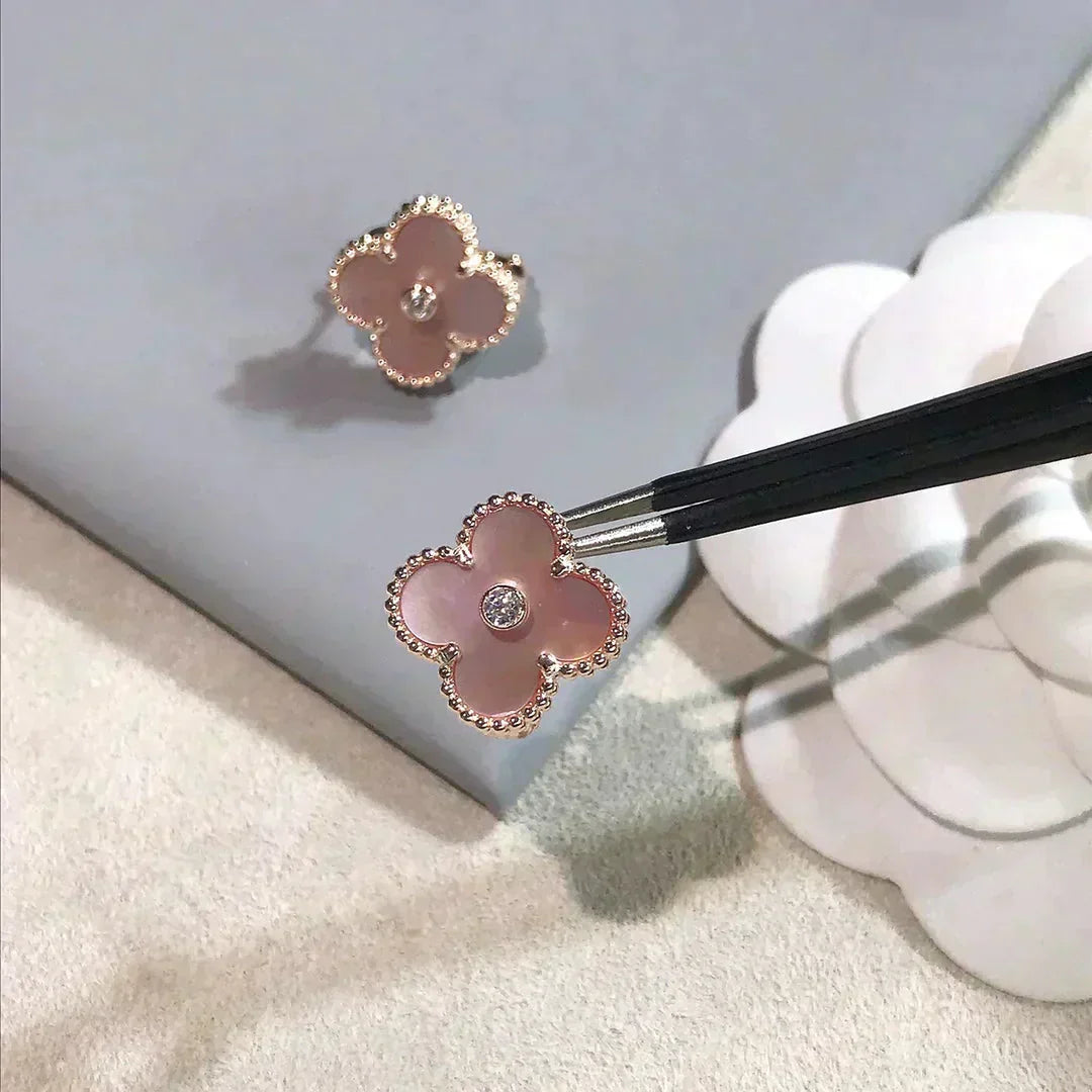 [kincade]CLOVER MEDIUM 1 MOTIFS  PINK MOP DIAMOND EARRINGS