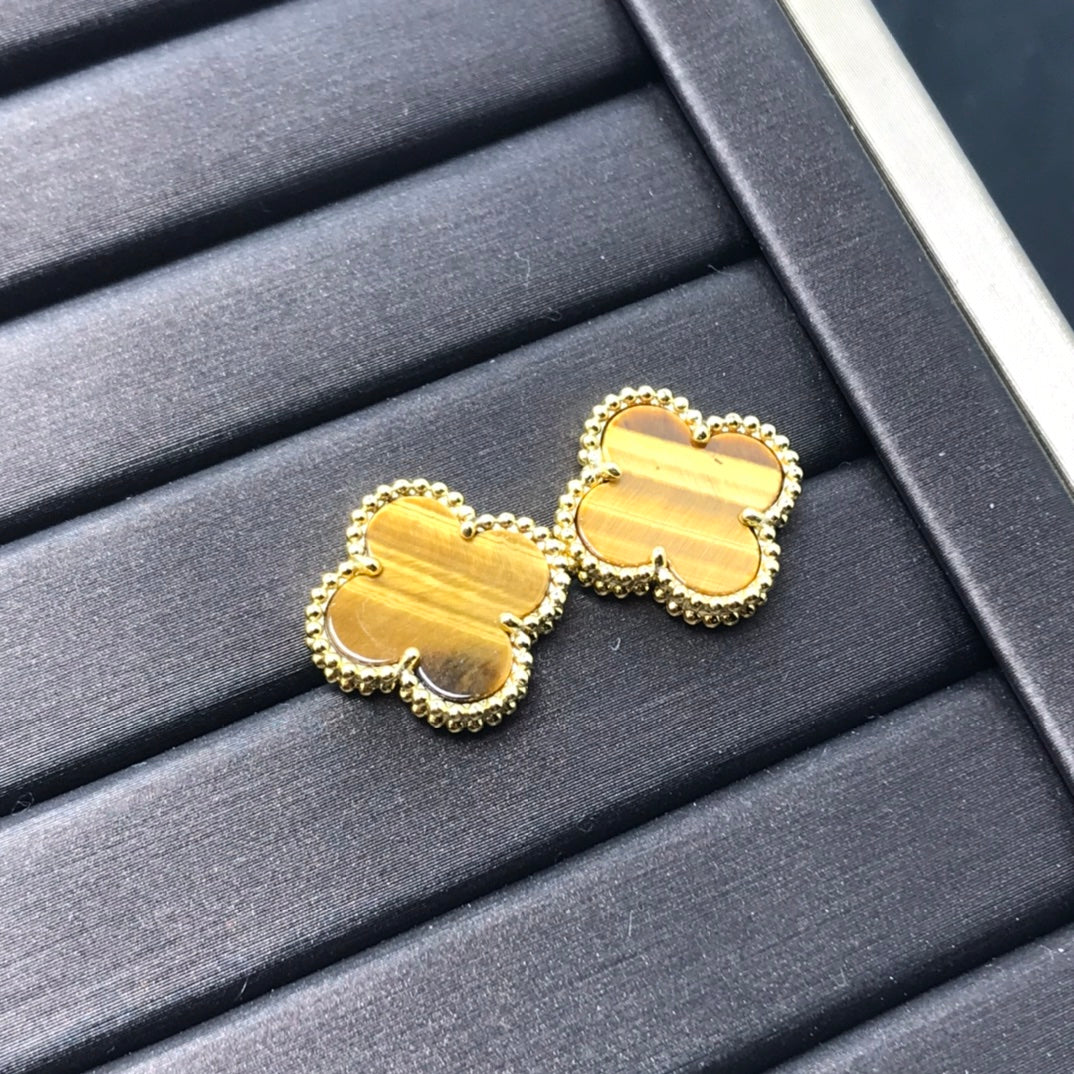 [kincade]CLOVER MEDIUM 1 MOTIFS TIGER EYE EARRINGS