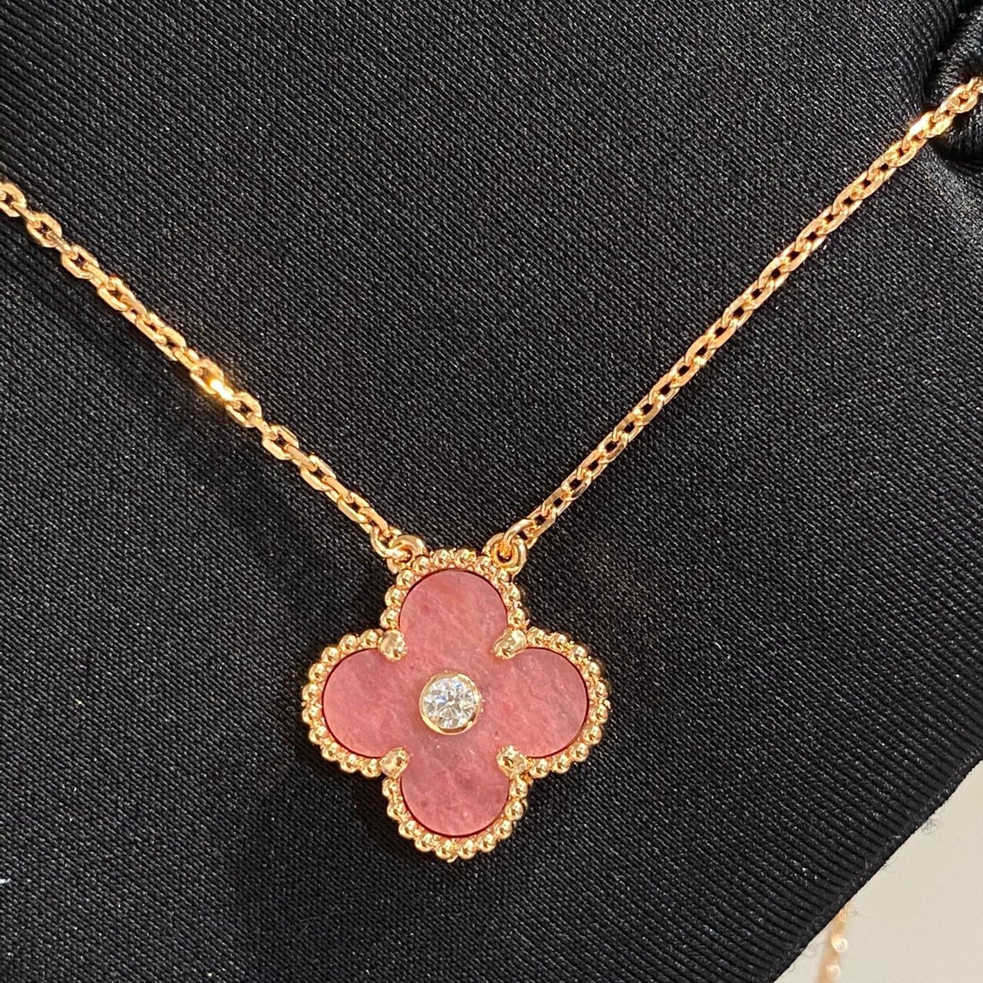 [kincade]CLOVER 15MM DIAMOND RHODONITE NECKLACE