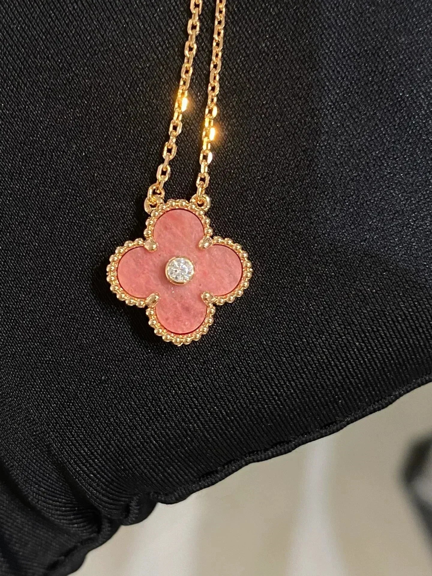 [kincade]CLOVER 15MM DIAMOND RHODONITE NECKLACE