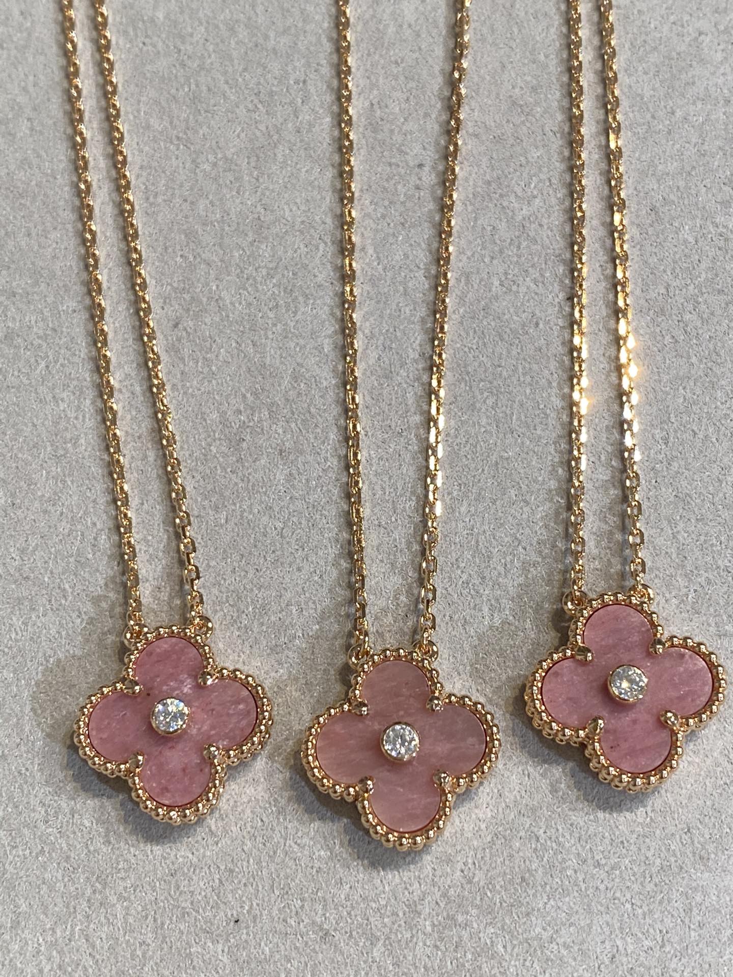 [kincade]CLOVER 15MM DIAMOND RHODONITE NECKLACE