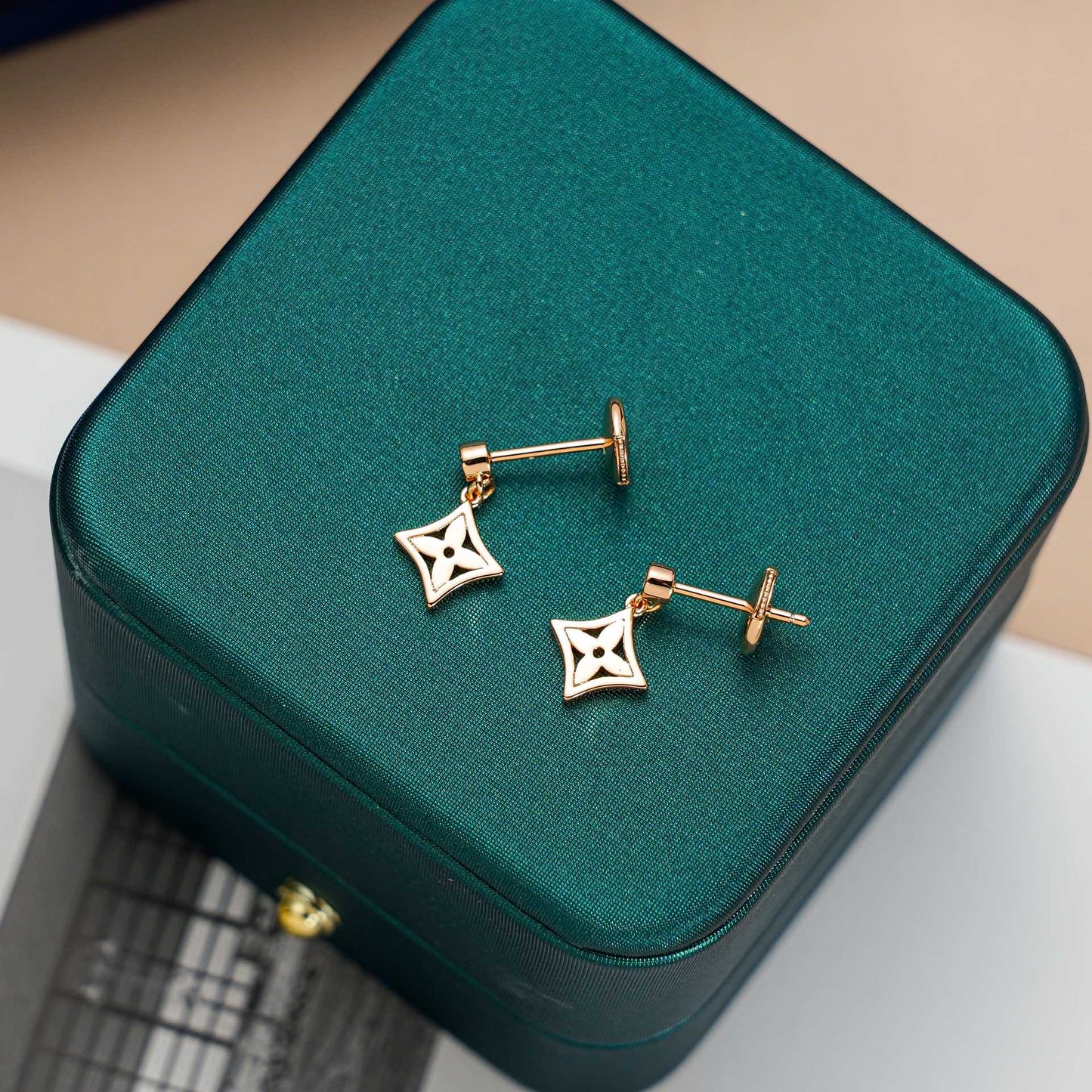 [kincade]STAR EARRINGS GOLD