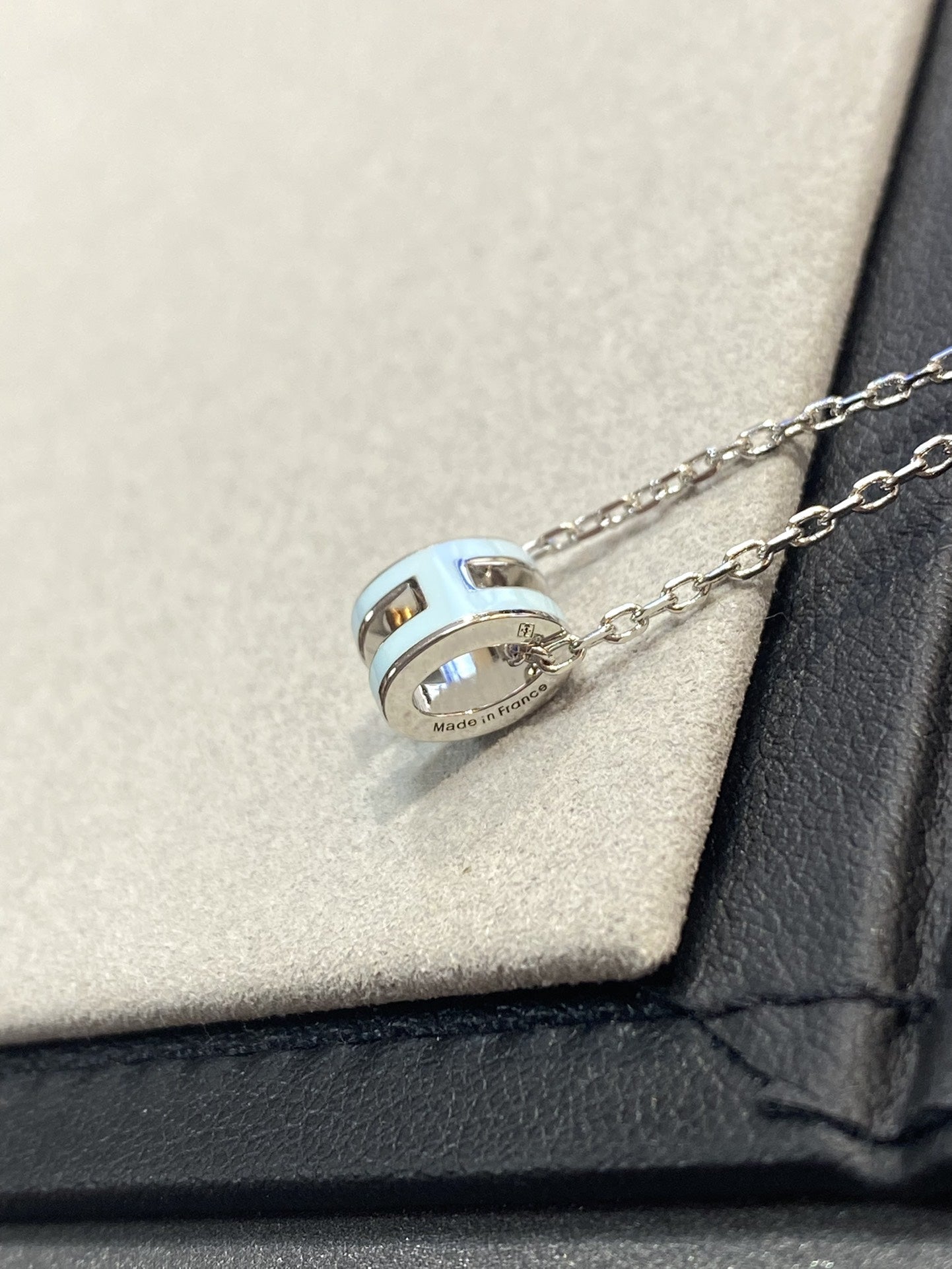 [kincade]POP H LIGHT BLUE NECKLACE