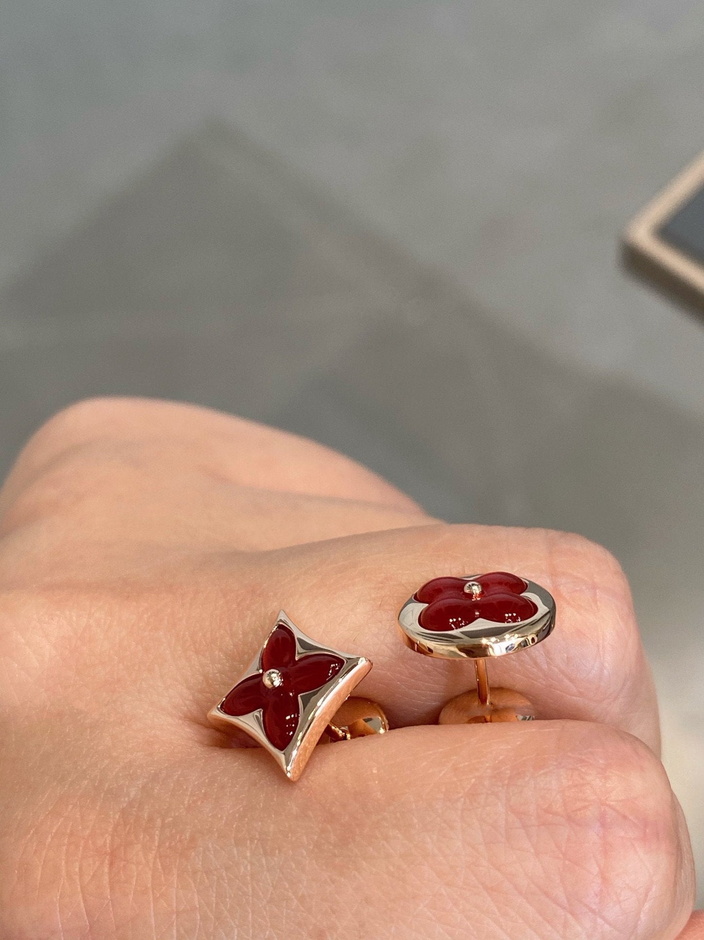 [kincade]STAR AND SUN PINK GOLD CARNELIAN STUD EARRINGS