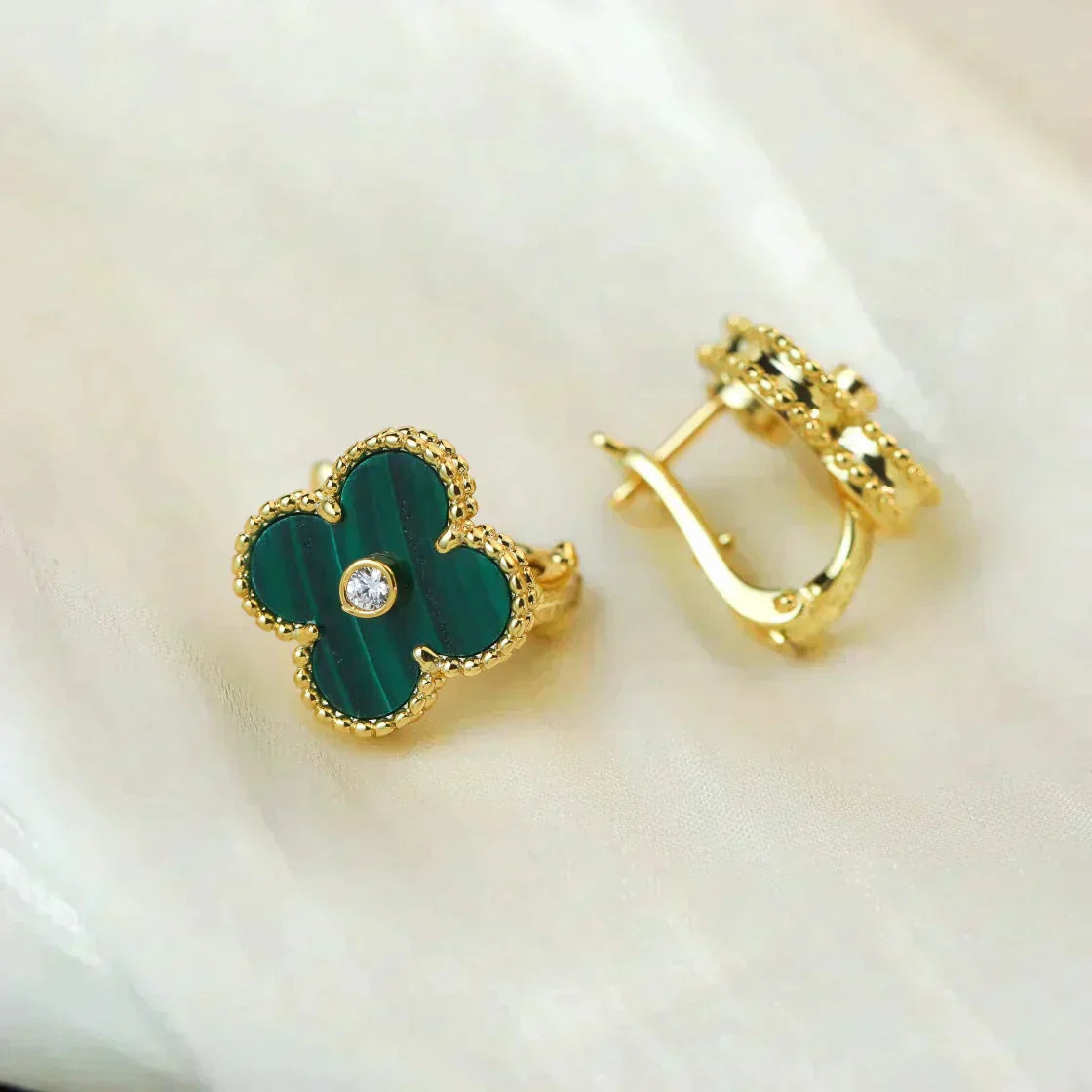 [kincade]CLOVER MEDIUM 1 MOTIFS MALACHITE DIAMOND EARRINGS