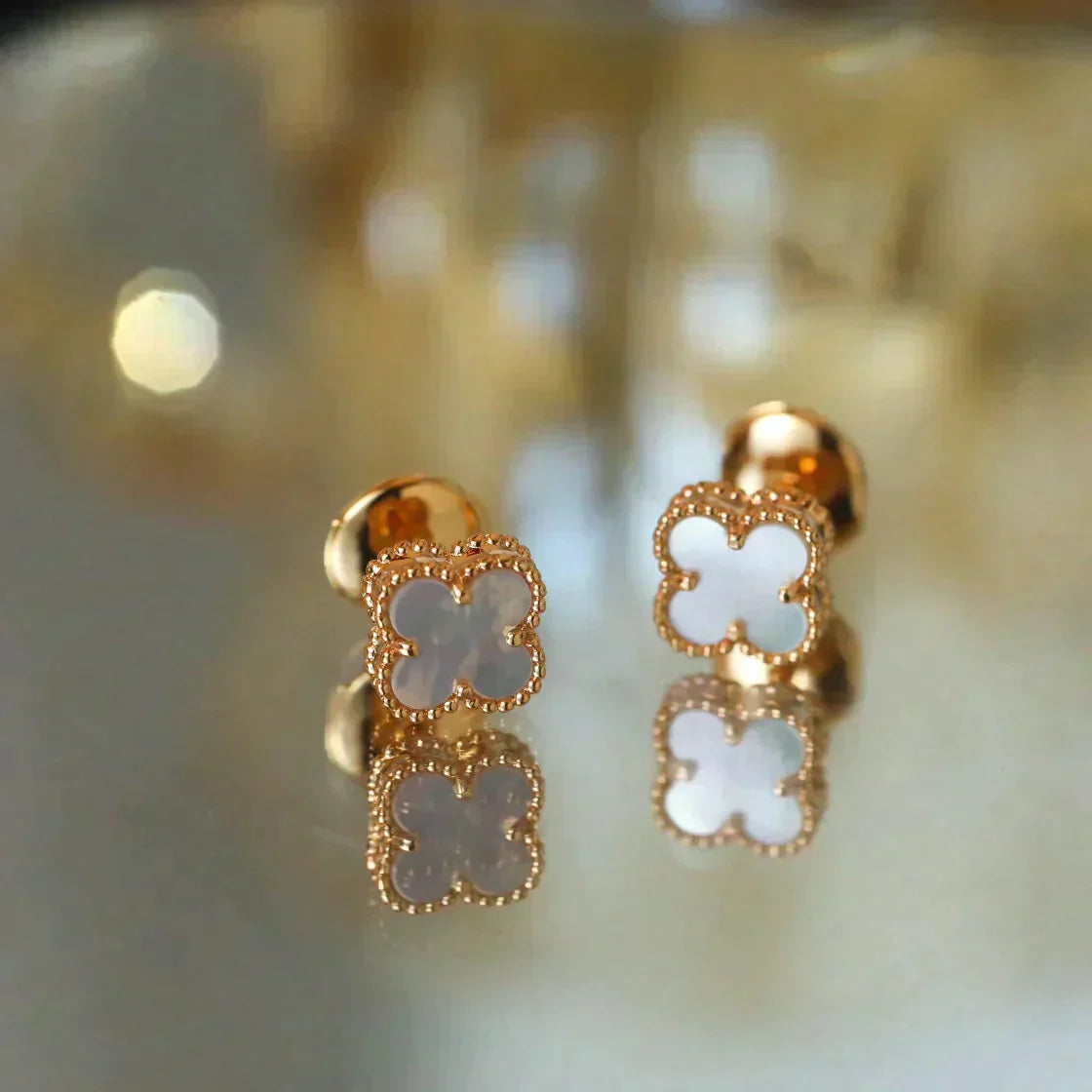 [kincade]CLOVER MINI 9.5MM WHITE MOP EARRINGS