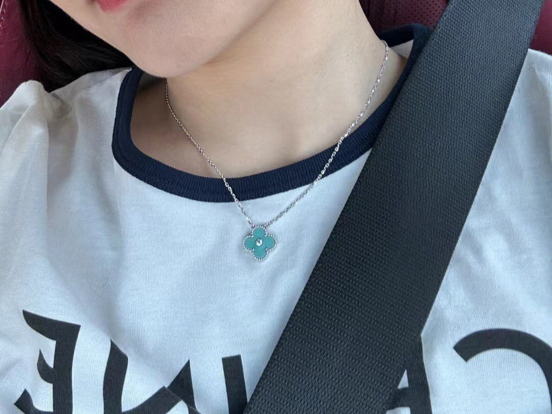 [kincade]CLOVER 1 DIAMOND LIGHT BLUE SILVER NECKLACE