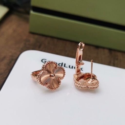 [kincade]CLOVER MEDIUM STUD EARRINGS