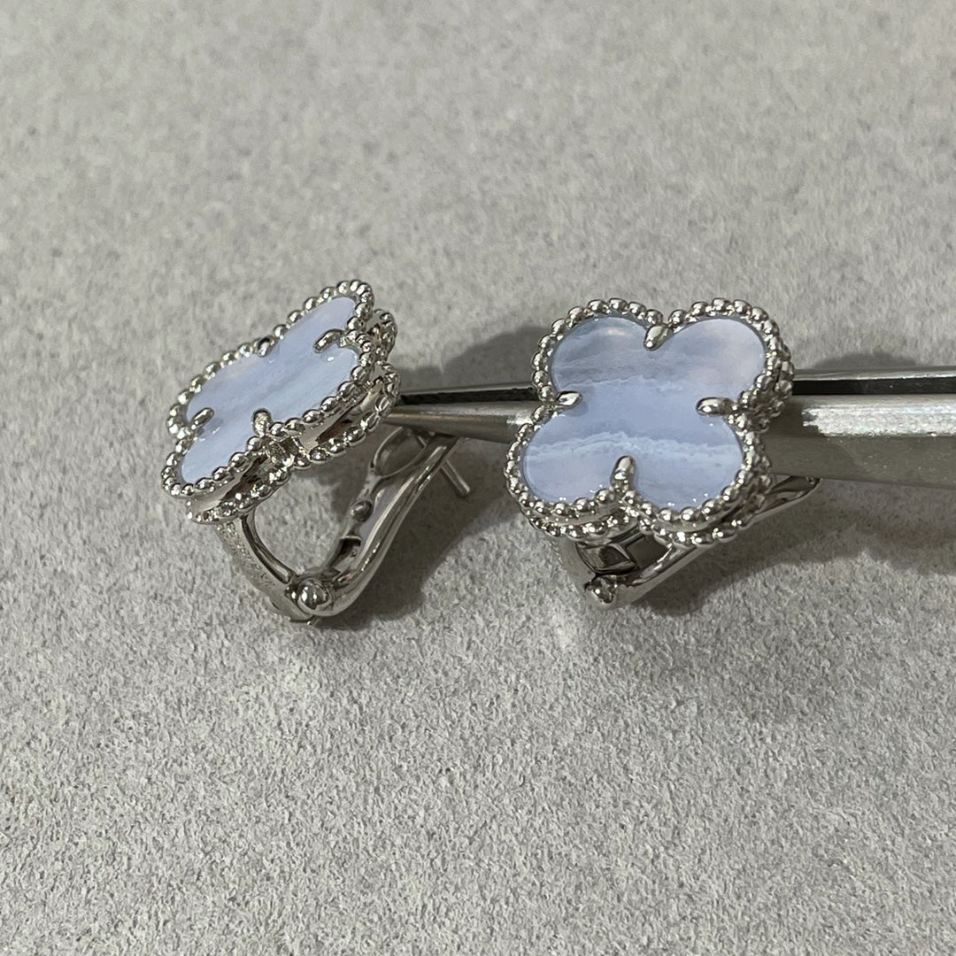 [kincade]CLOVER CHALCEDONY SILVER STUD EARRINGS