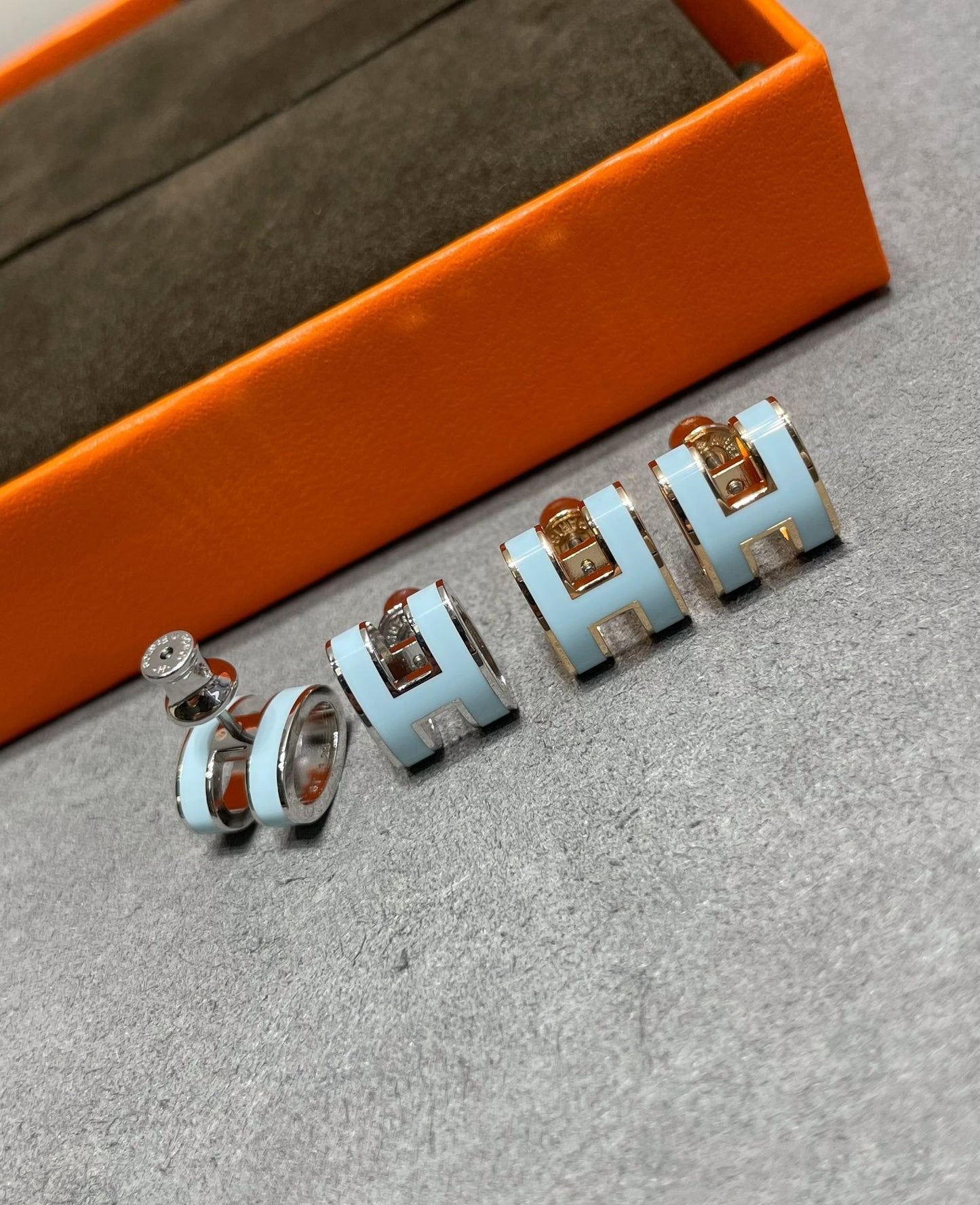 [kincade]POP H SKY BLUE STUD EARRINGS