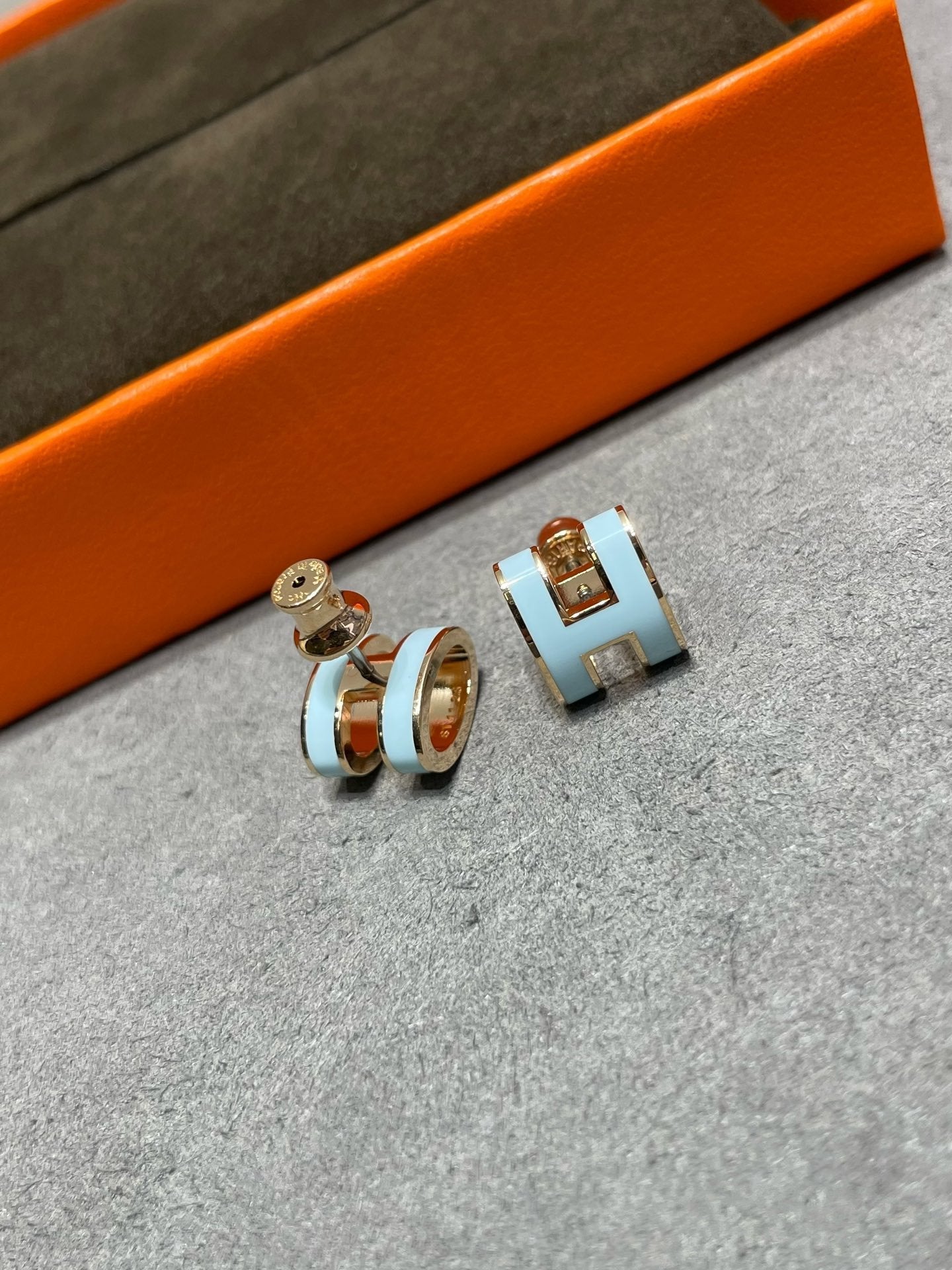 [kincade]POP H SKY BLUE STUD EARRINGS