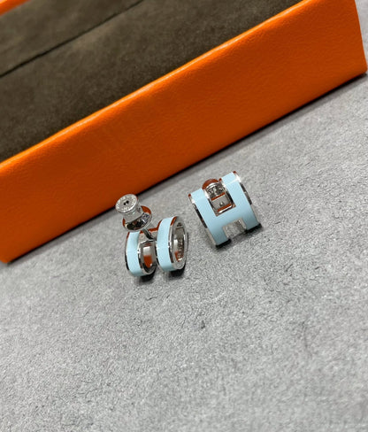 [kincade]POP H SKY BLUE STUD EARRINGS