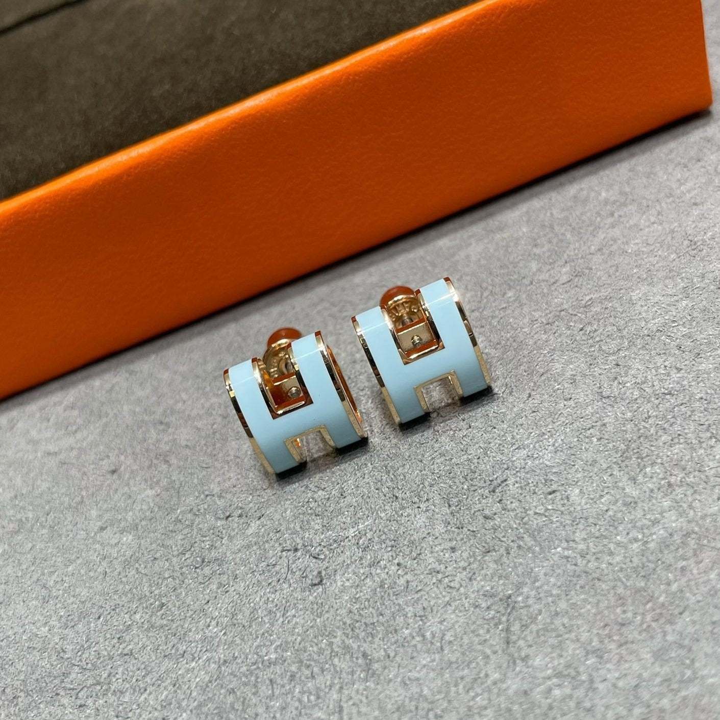 [kincade]POP H SKY BLUE STUD EARRINGS