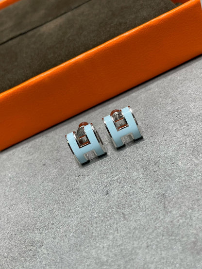 [kincade]POP H SKY BLUE STUD EARRINGS