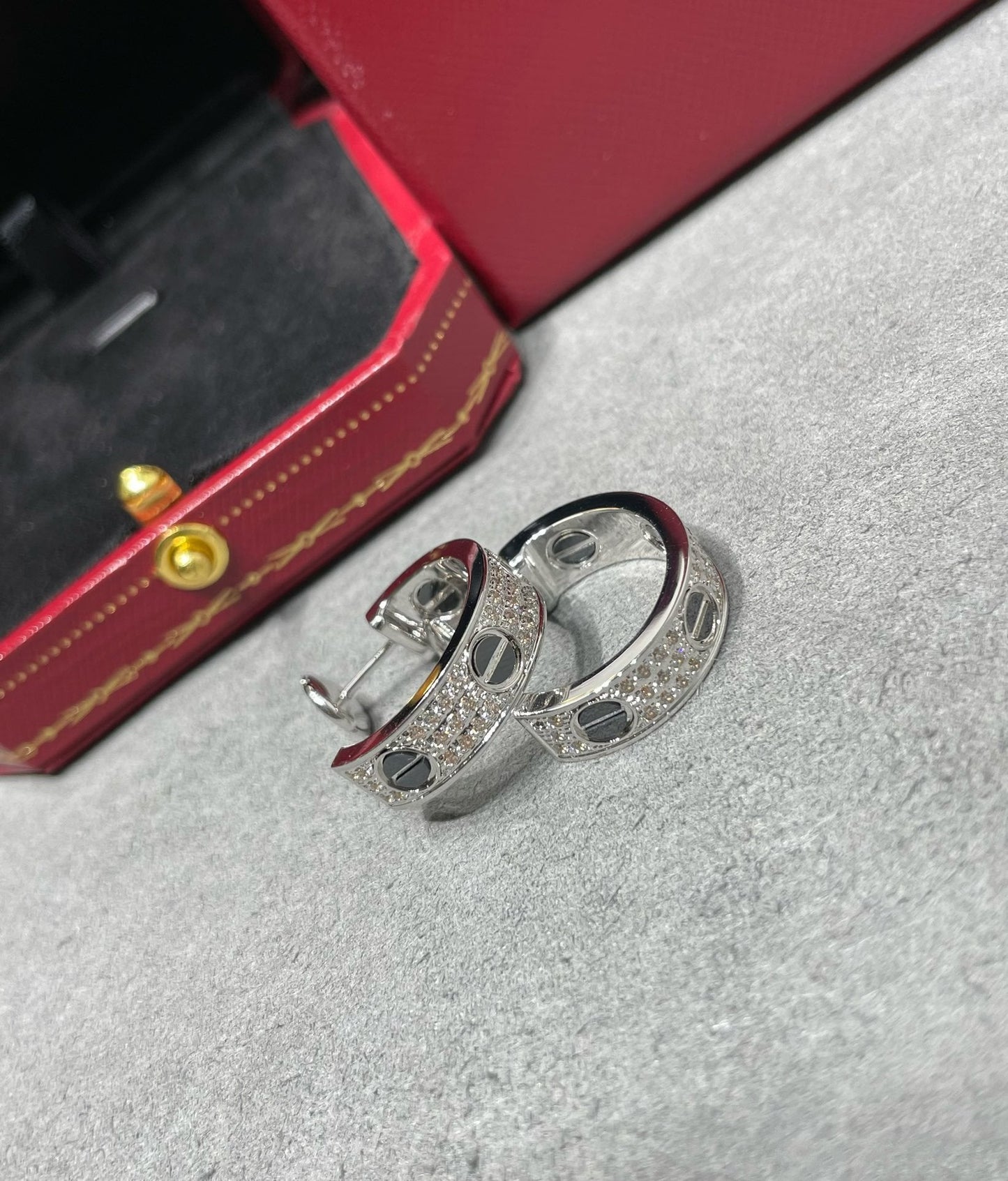 [kincade]LOVE CERAMIC DIAMOND PAVED SILVER EARRINGS