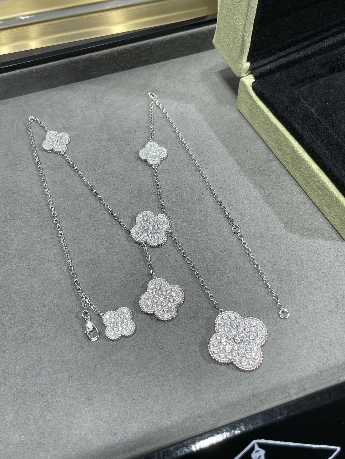 [kincade]CLOVER 6 MOTIF DIAMOND PAVED NECKLACE