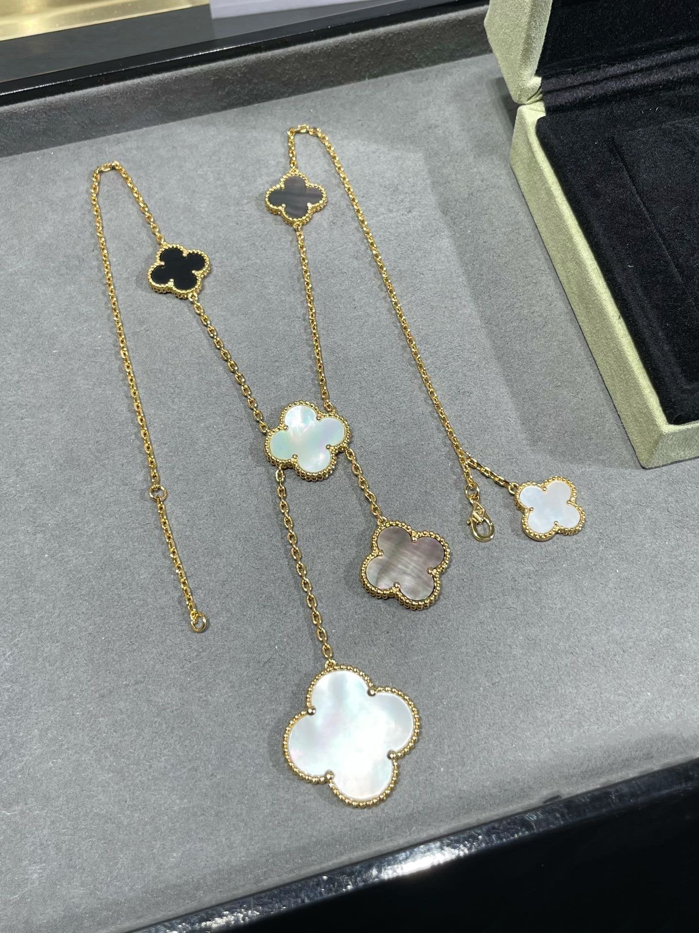 [kincade]CLOVER 6 MOTIF MOP ONYX GOLD NECKLACE