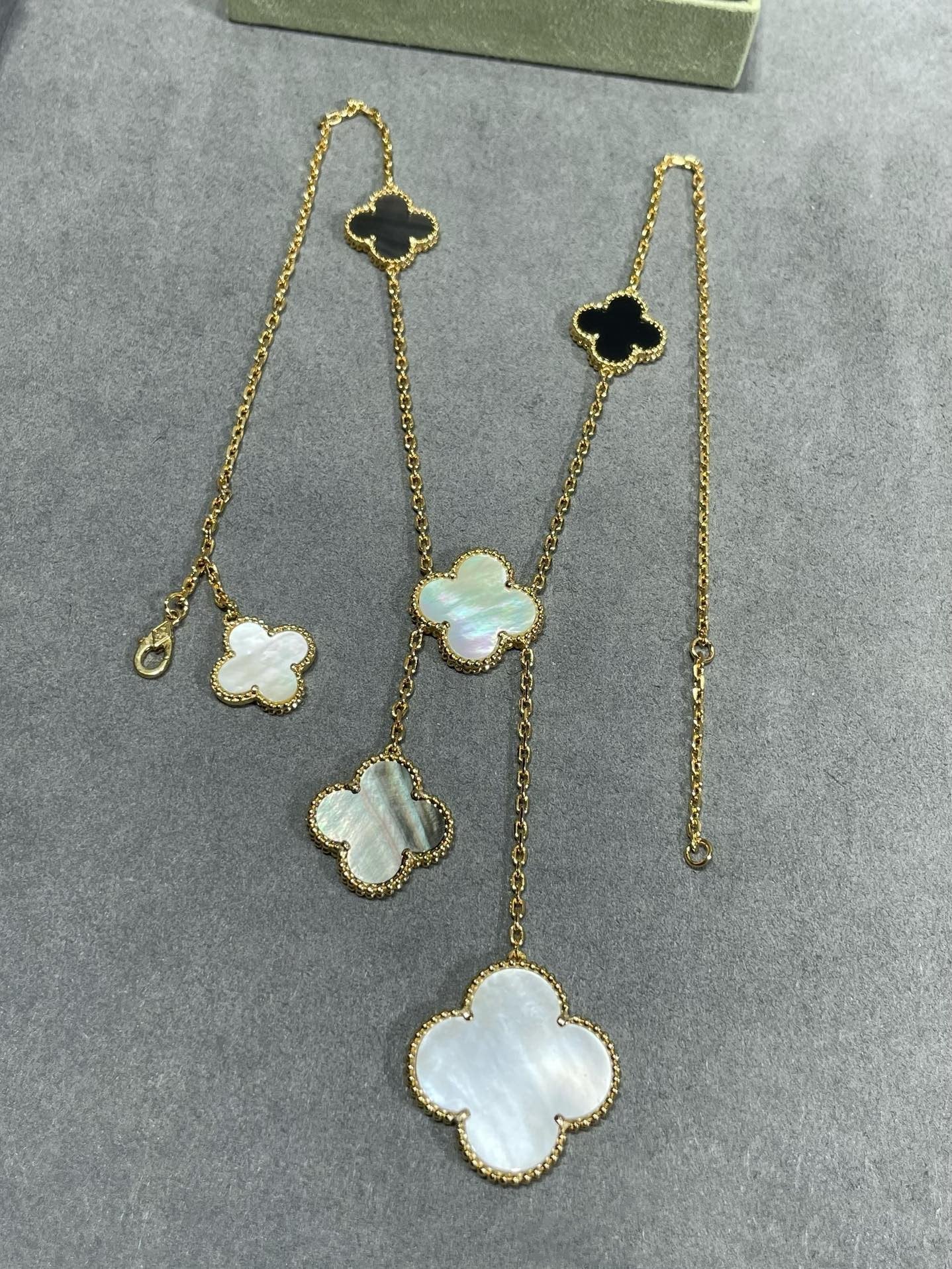 [kincade]CLOVER 6 MOTIF MOP ONYX GOLD NECKLACE