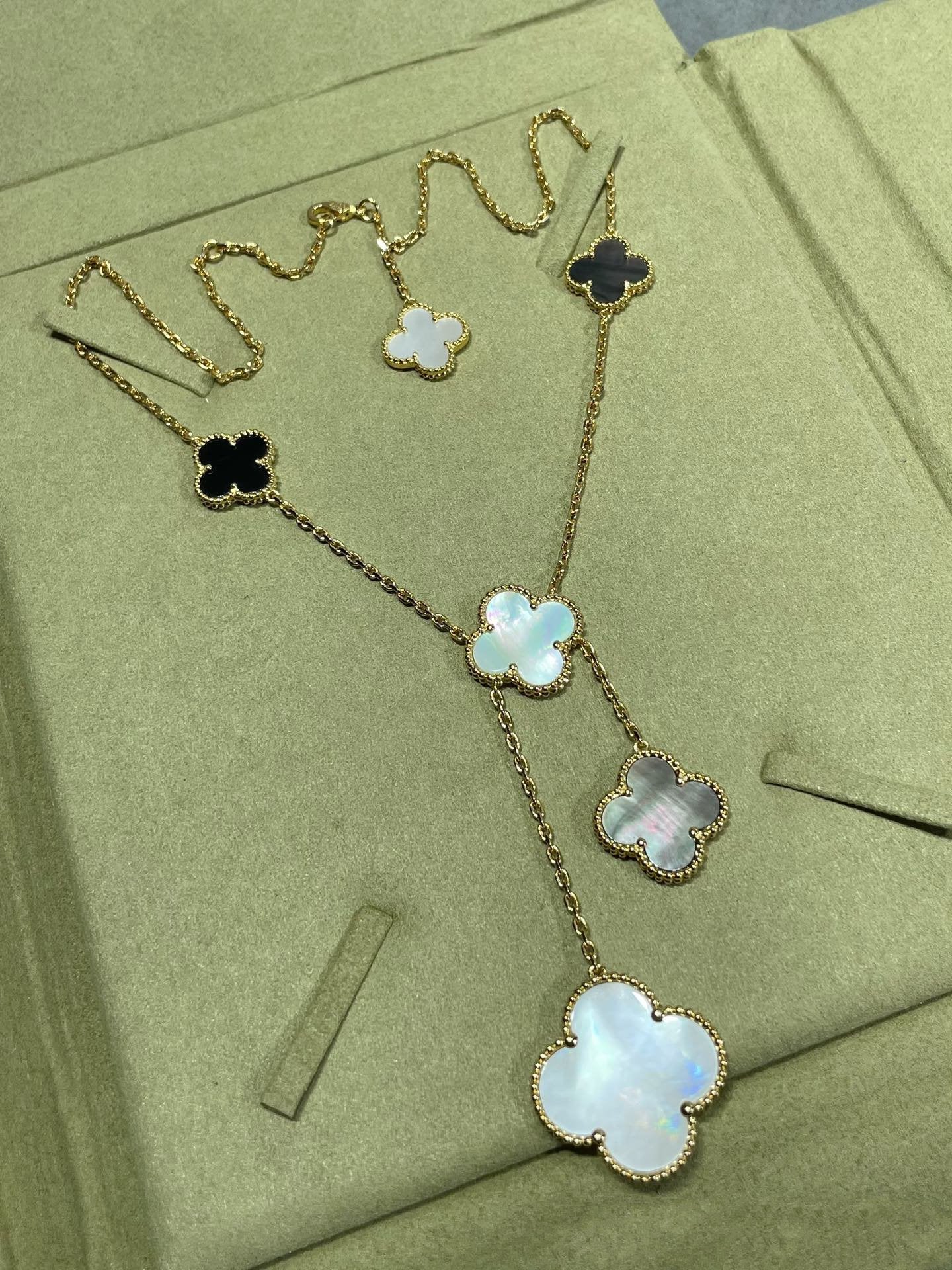 [kincade]CLOVER 6 MOTIF MOP ONYX GOLD NECKLACE