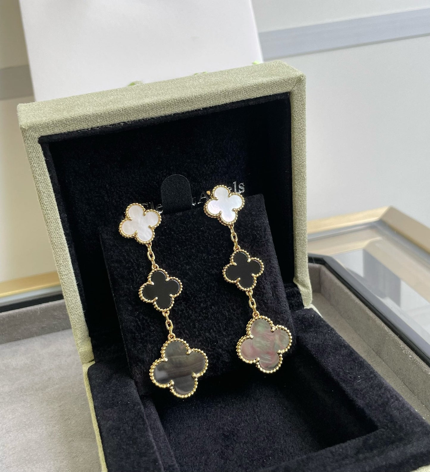 [kincade]CLOVER 3 MOTIF MOP ONYX DARK MOP PINK GOLD EARRINGS