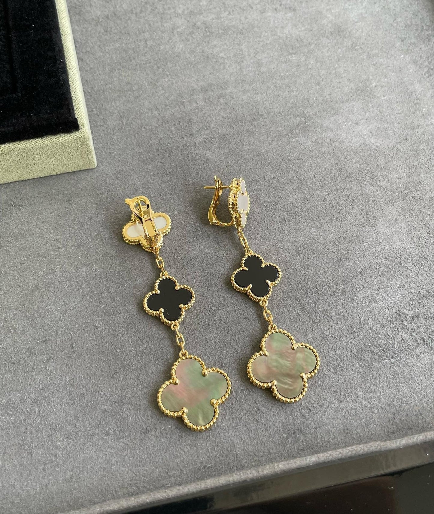 [kincade]CLOVER 3 MOTIF MOP ONYX DARK MOP PINK GOLD EARRINGS