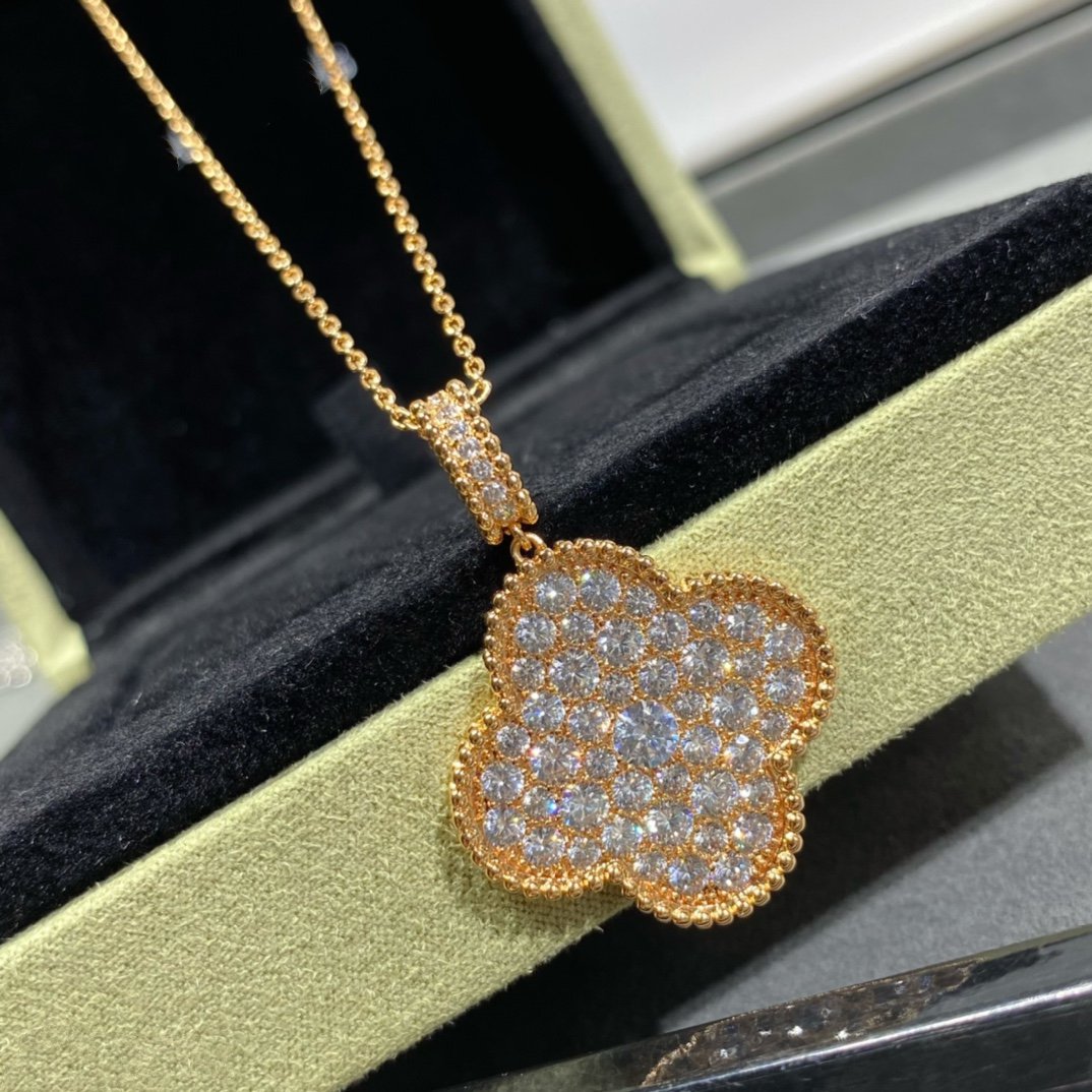 [kincade]CLOVER 25MM LARGE PEDANT DIAMOND PAVED LONG NECKLACE