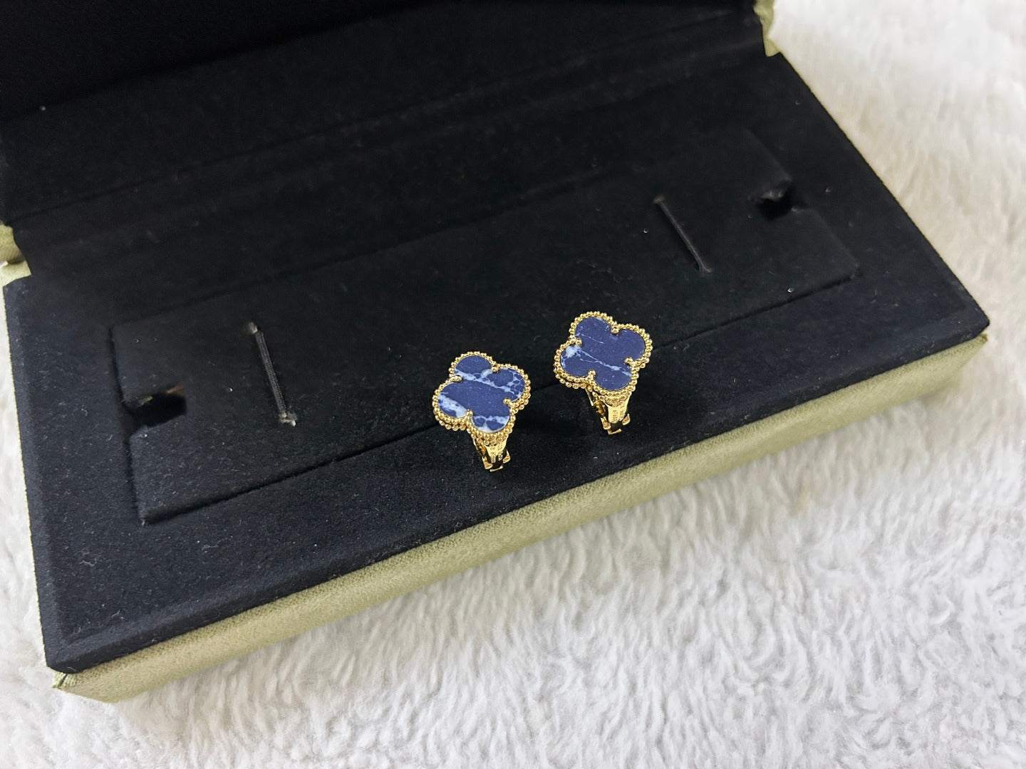 [kincade]CLOVER PIETERSITE MEDIUM STUD EARRINGS