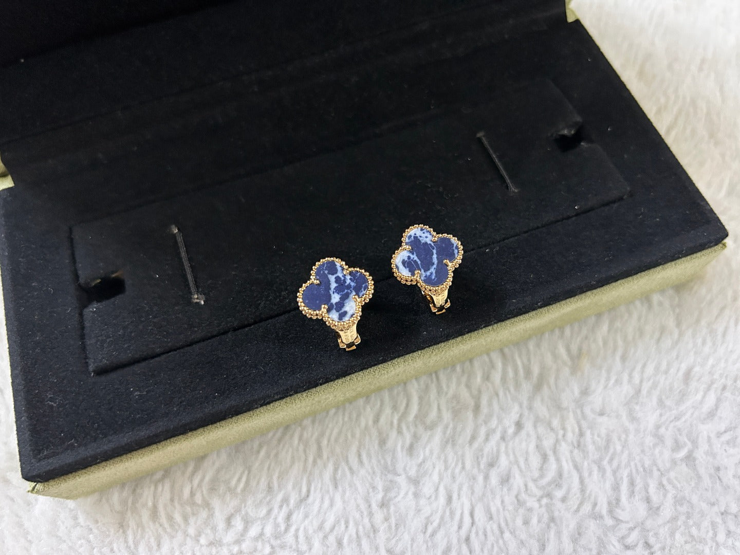 [kincade]CLOVER PIETERSITE MEDIUM STUD EARRINGS