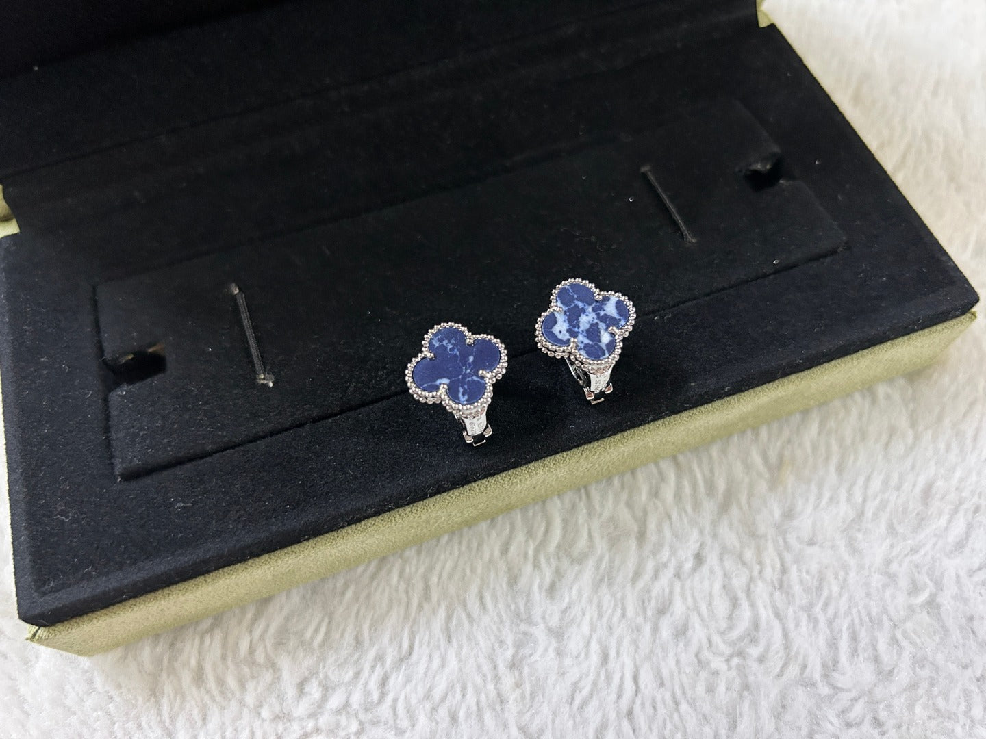 [kincade]CLOVER PIETERSITE MEDIUM STUD EARRINGS