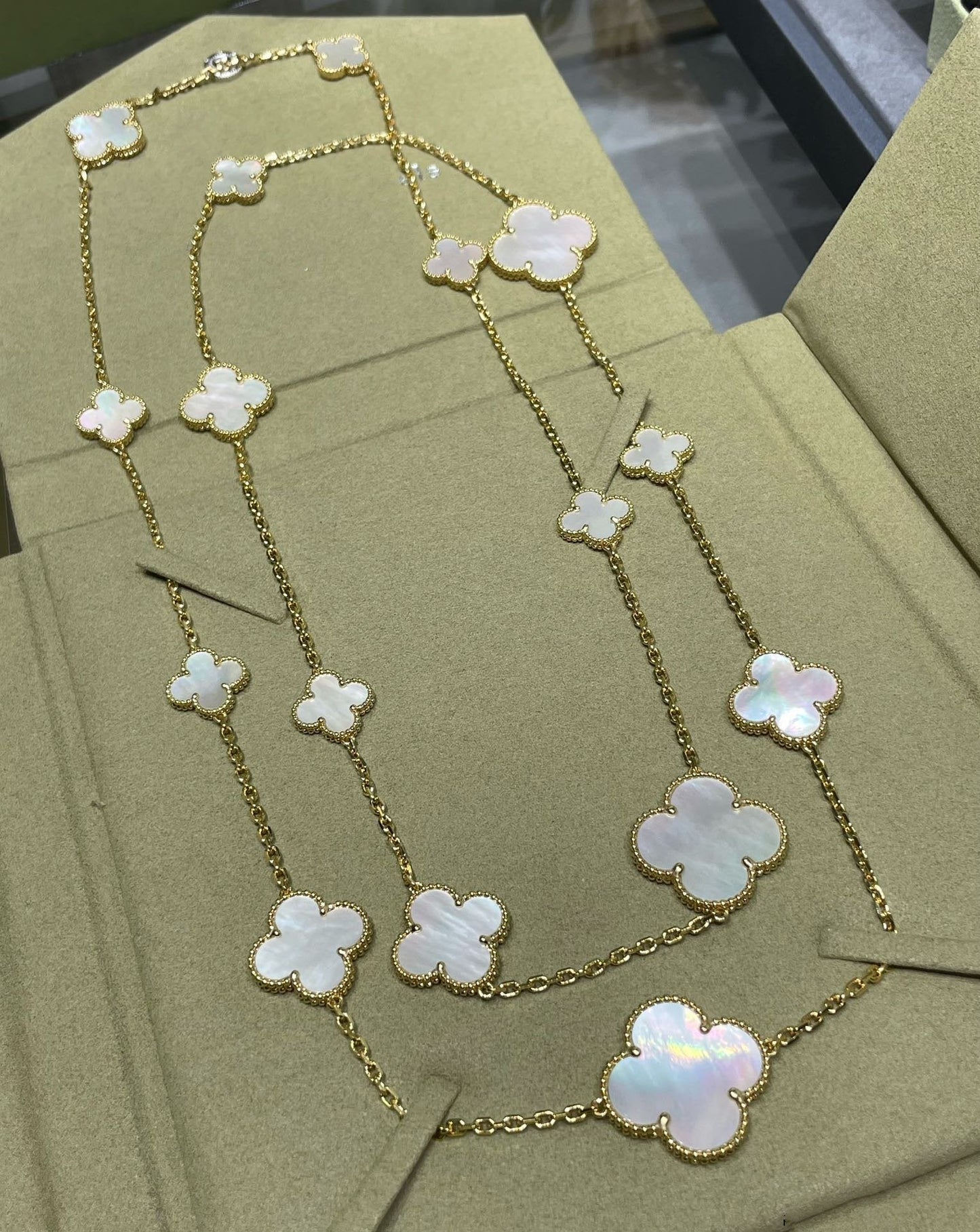 [kincade]CLOVER 16 MOTIF WHITE MOP GOLD NECKLACE