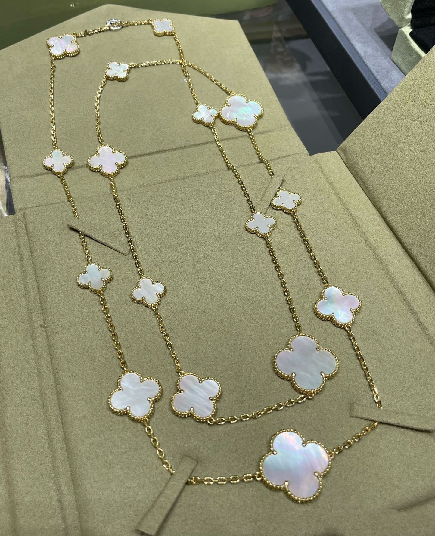 [kincade]CLOVER 16 MOTIF WHITE MOP GOLD NECKLACE