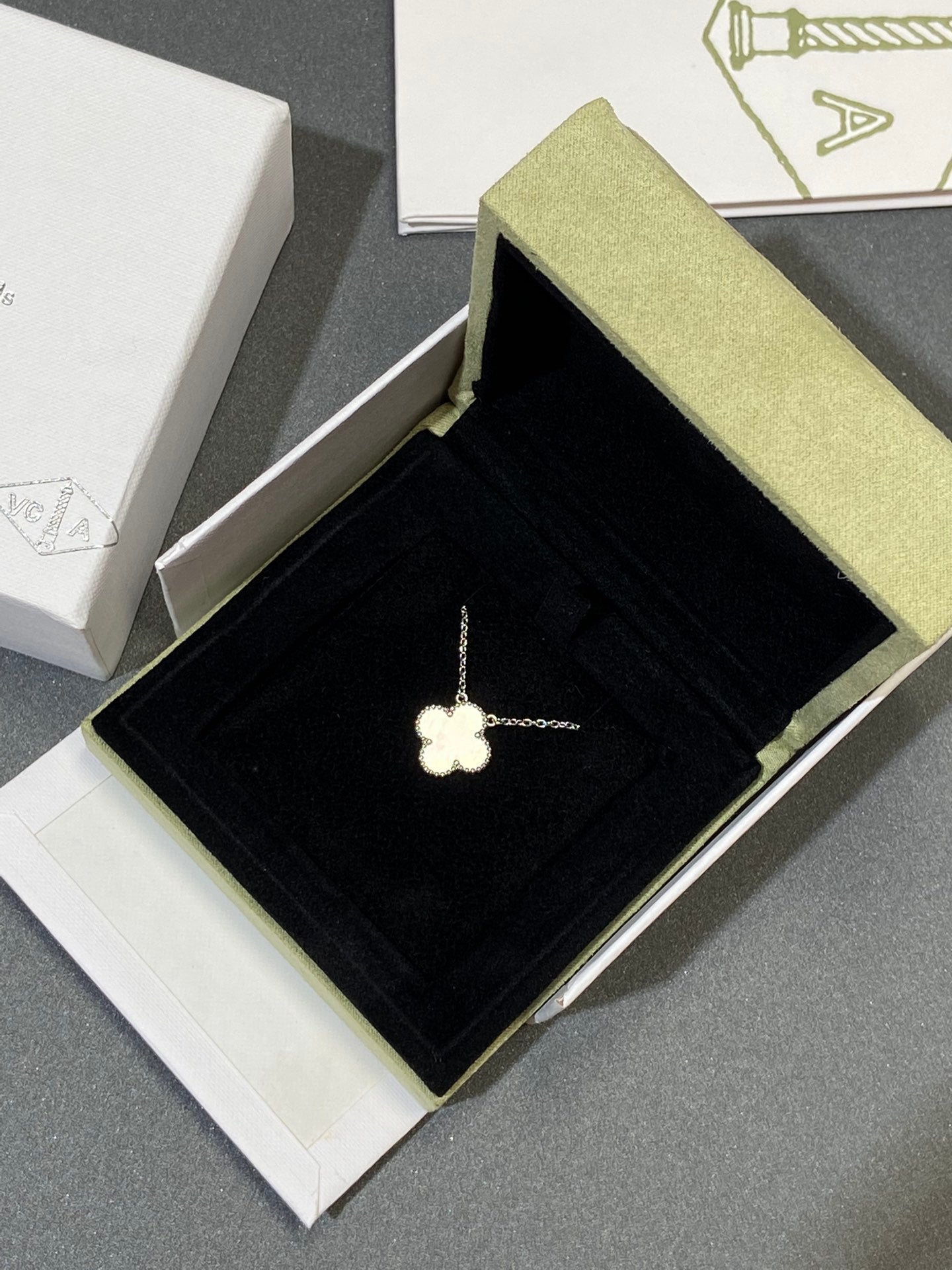 [kincade]CLOVER MEDIUM SILVER WHITE MOP NECKLACE