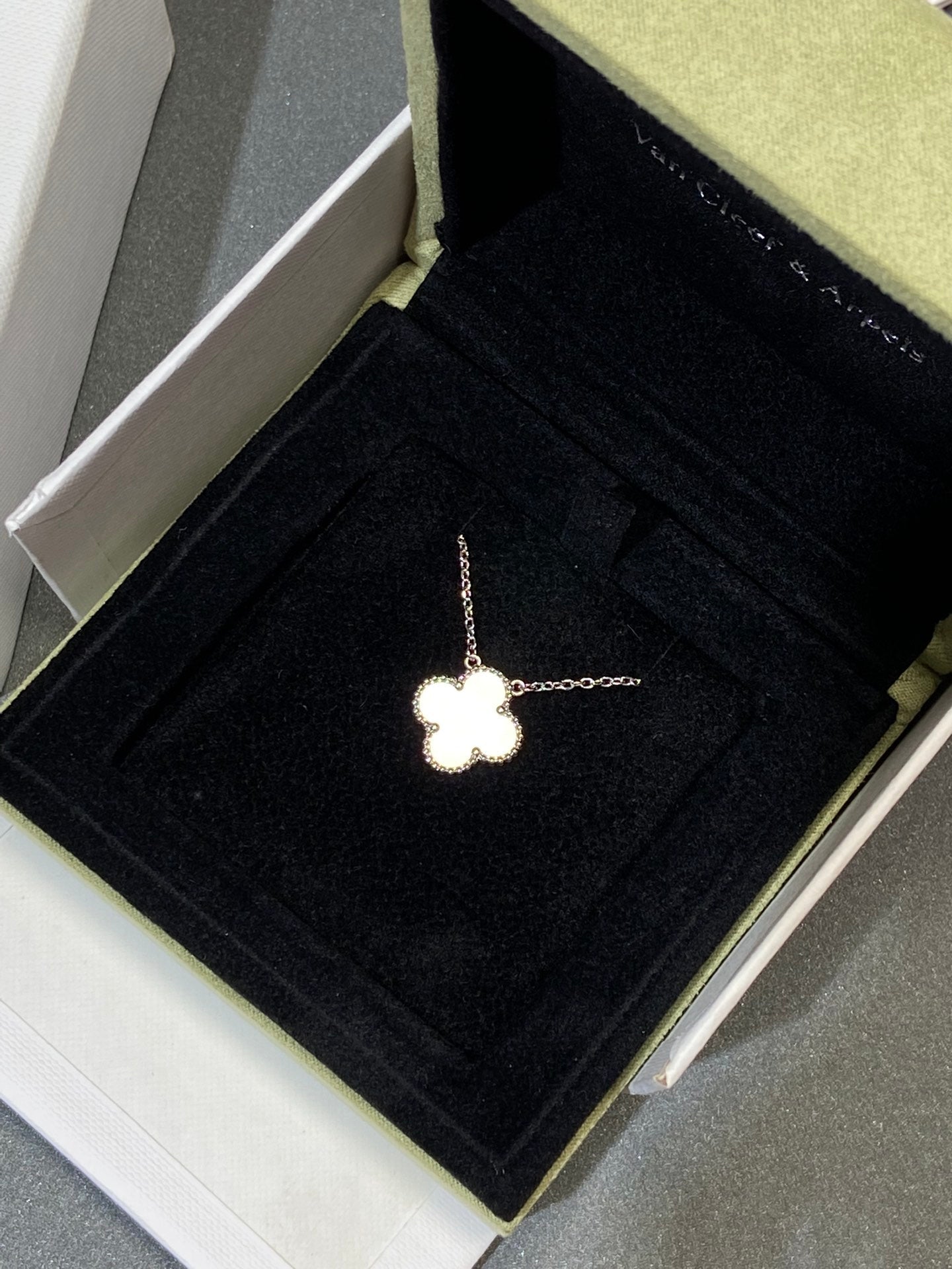 [kincade]CLOVER MEDIUM SILVER WHITE MOP NECKLACE