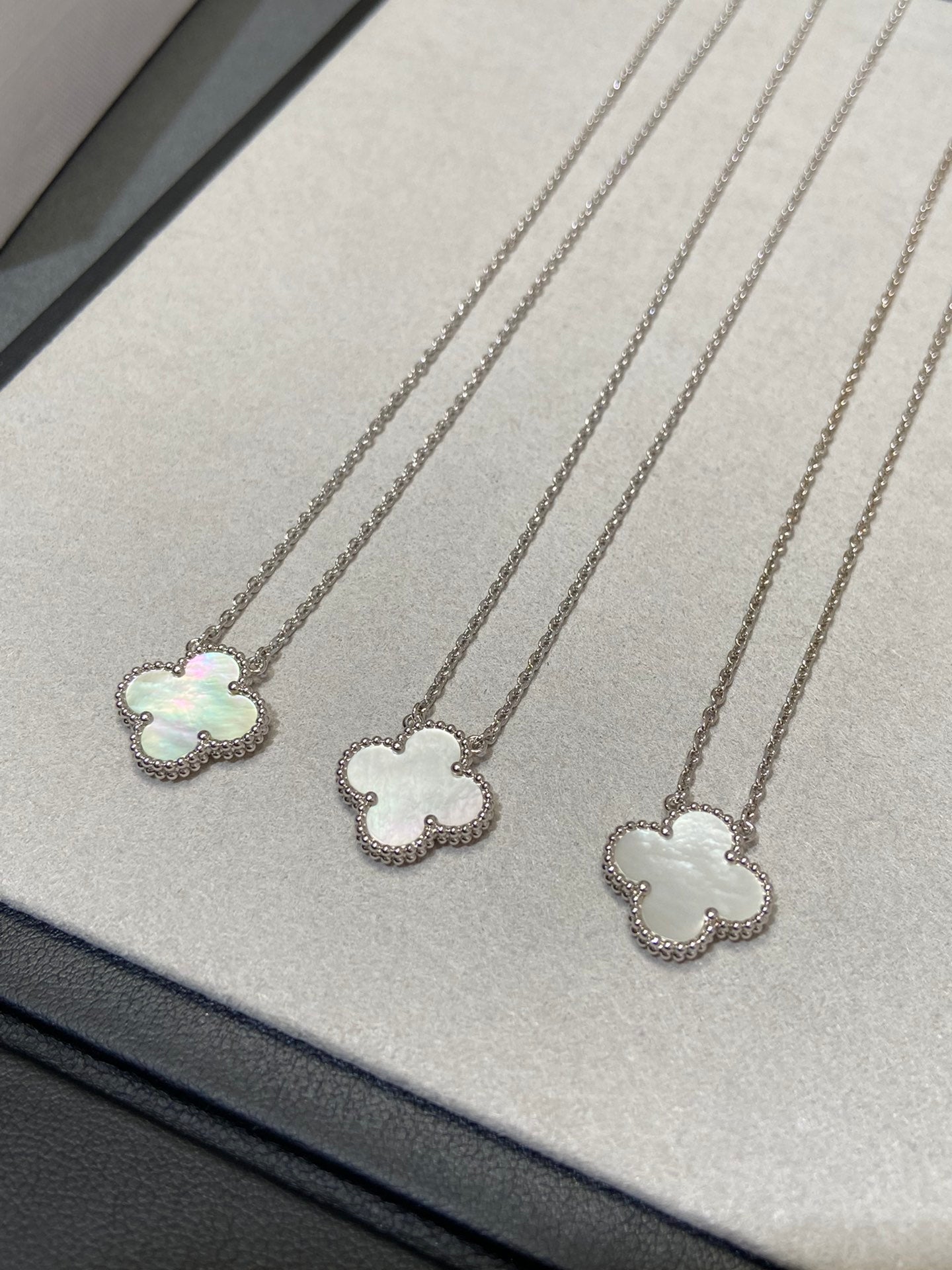 [kincade]CLOVER MEDIUM SILVER WHITE MOP NECKLACE