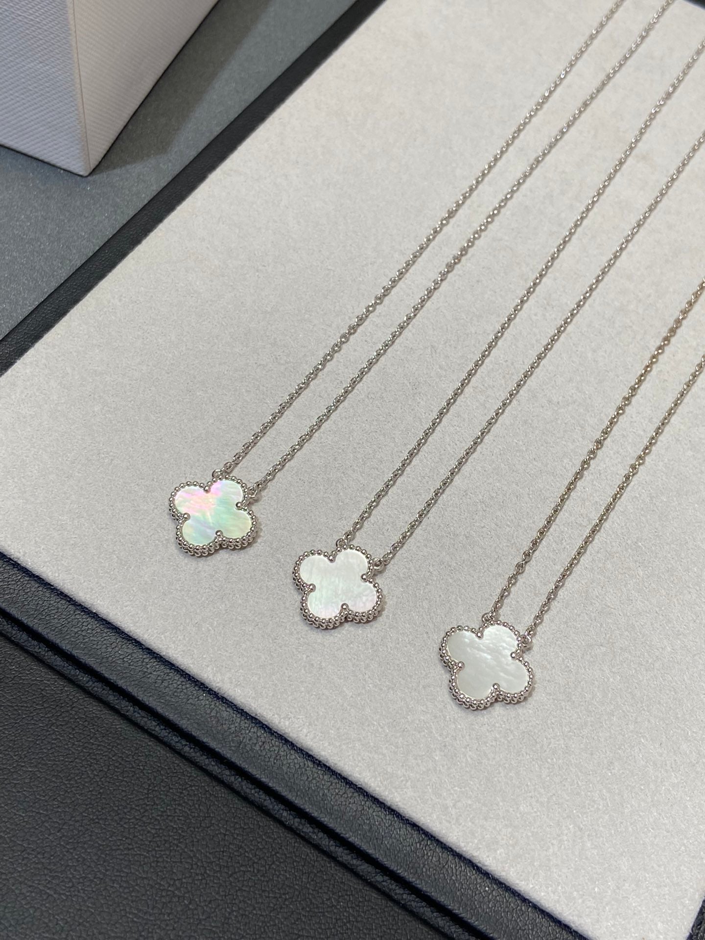 [kincade]CLOVER MEDIUM SILVER WHITE MOP NECKLACE