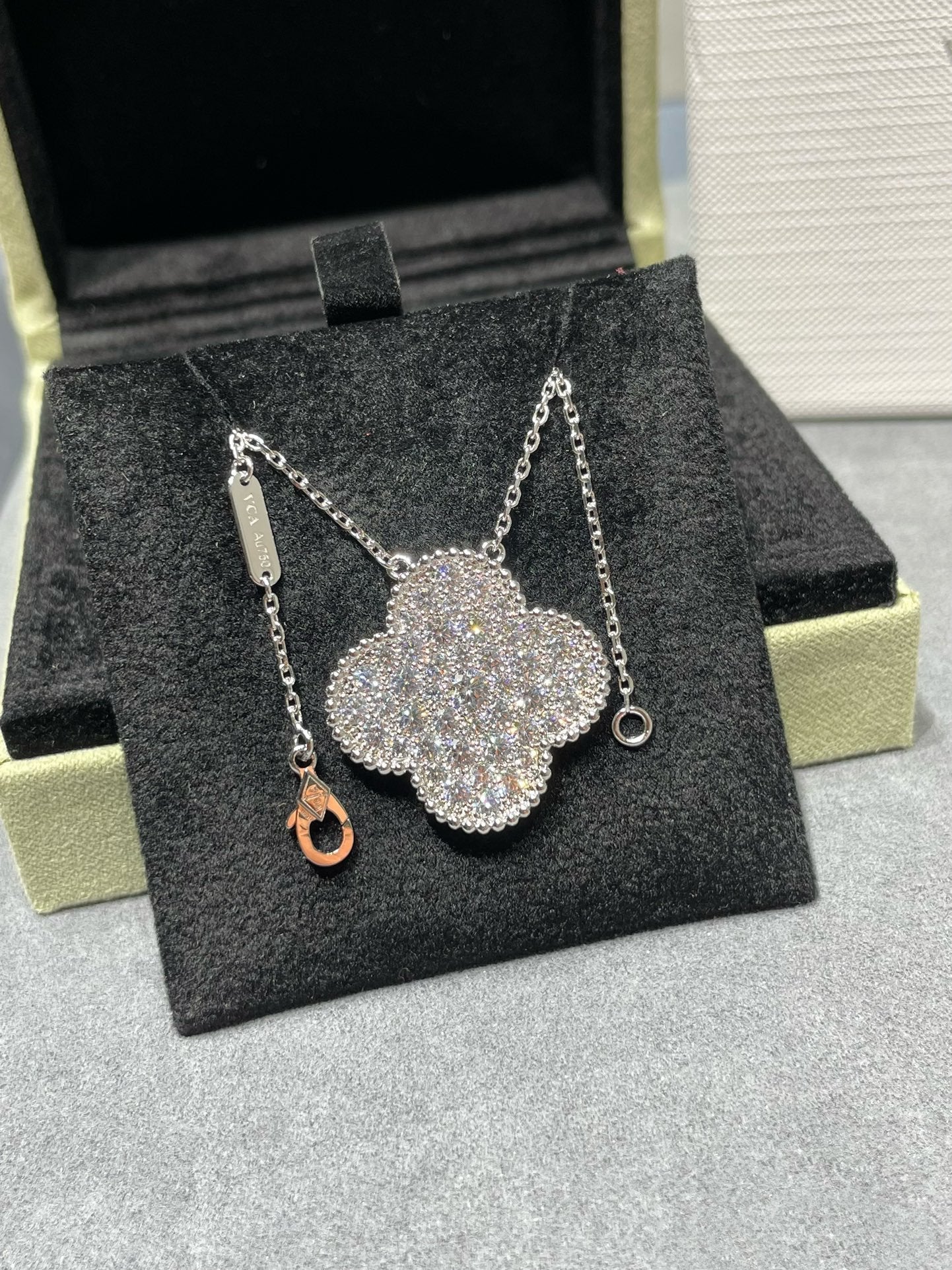 [kincade]CLOVER 25MM LARGE PENDANT DIAMOND PAVED SILVER NECKLACE