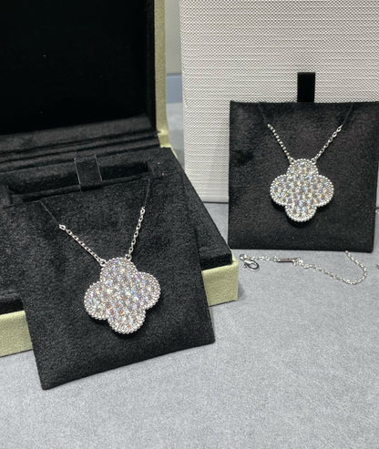 [kincade]CLOVER 25MM LARGE PENDANT DIAMOND PAVED SILVER NECKLACE