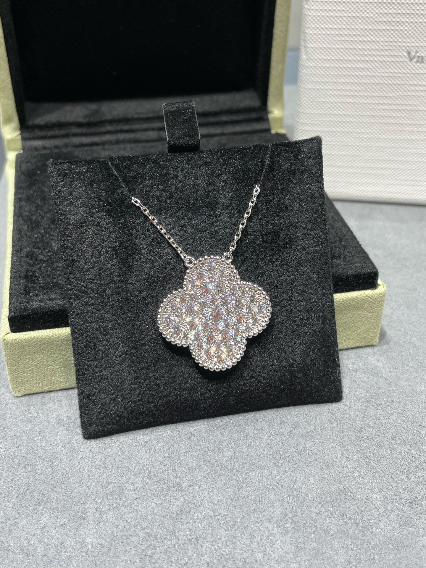 [kincade]CLOVER 25MM LARGE PENDANT DIAMOND PAVED SILVER NECKLACE