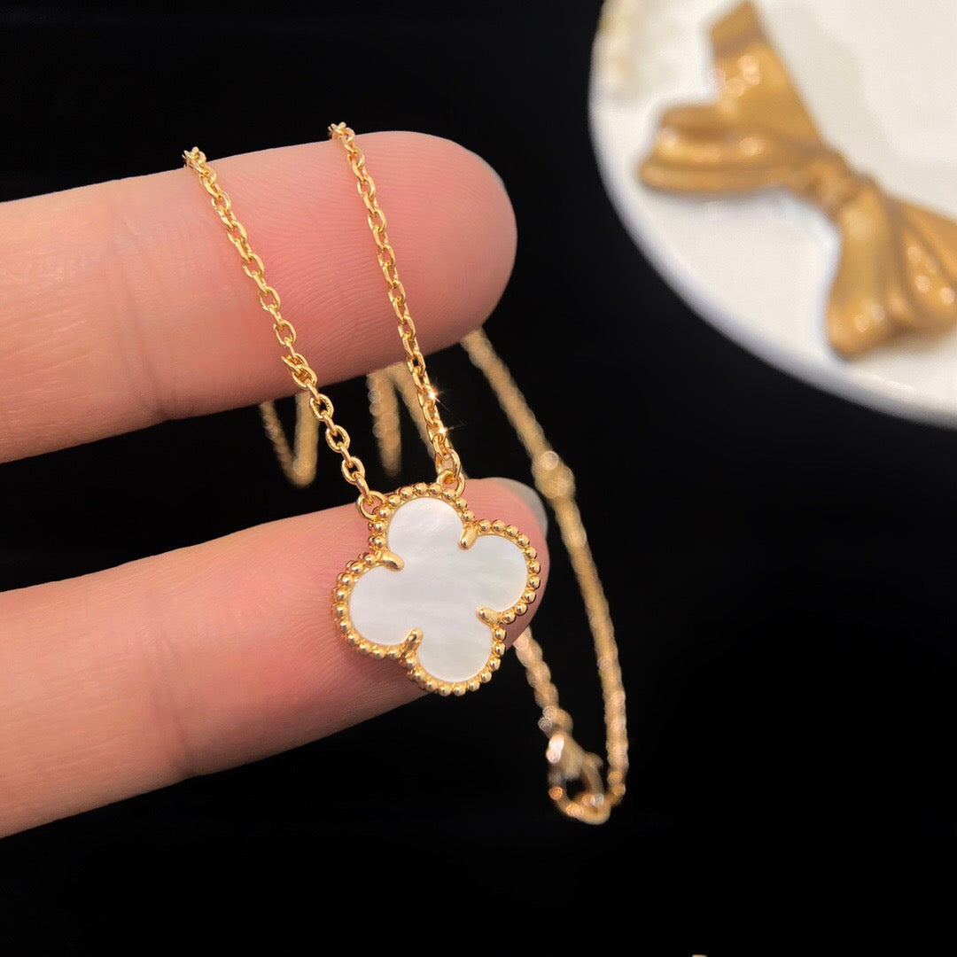 [kincade]CLOVER MEDIUM GOLD WHITE MOP NECKLACE