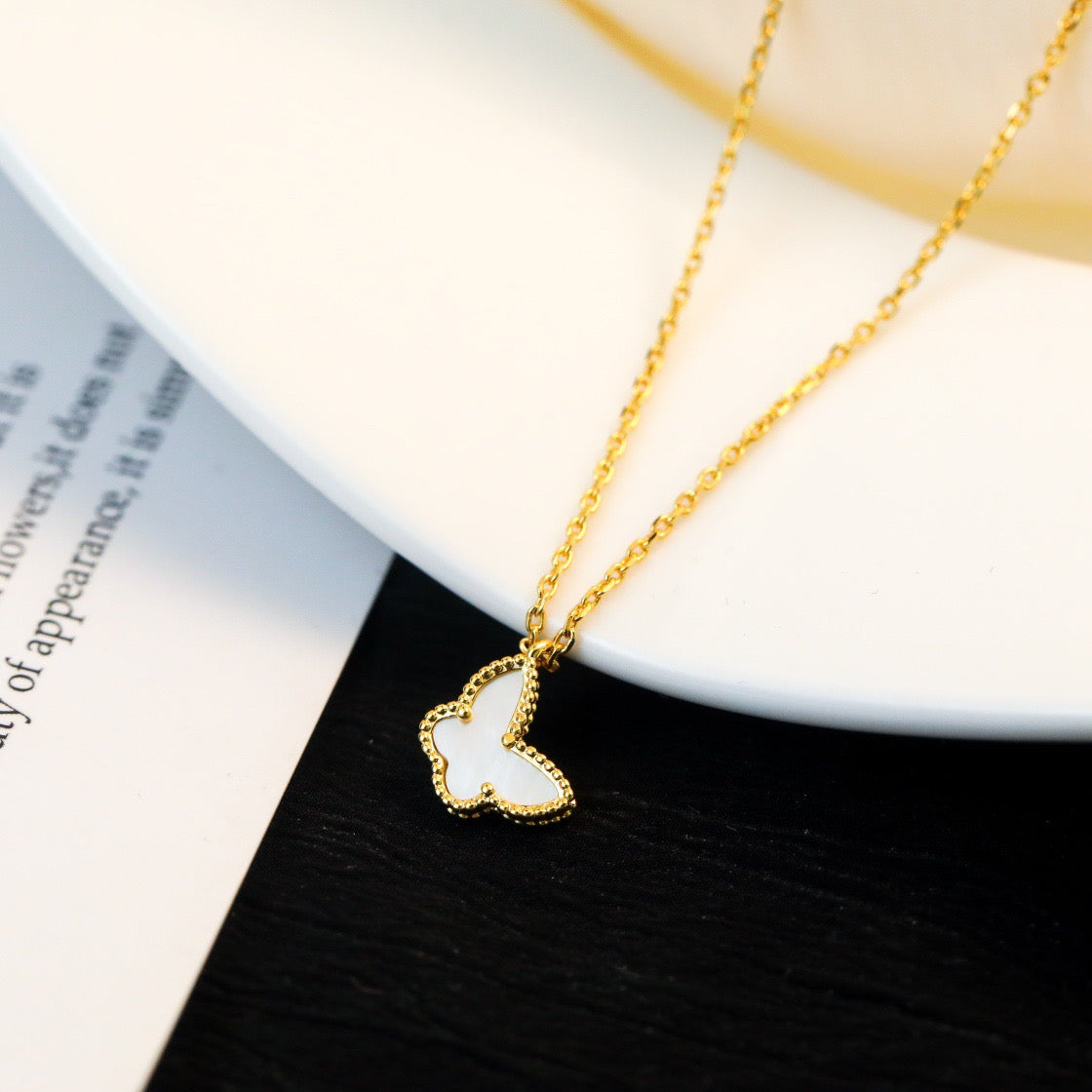 [kincade]CLOVER MEDIUM GOLD WHITE MOP BUTTERFLY NECKLACE