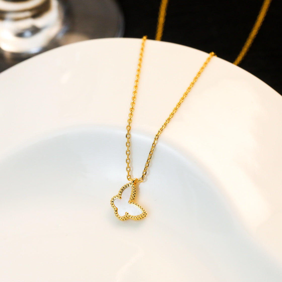 [kincade]CLOVER MEDIUM GOLD WHITE MOP BUTTERFLY NECKLACE