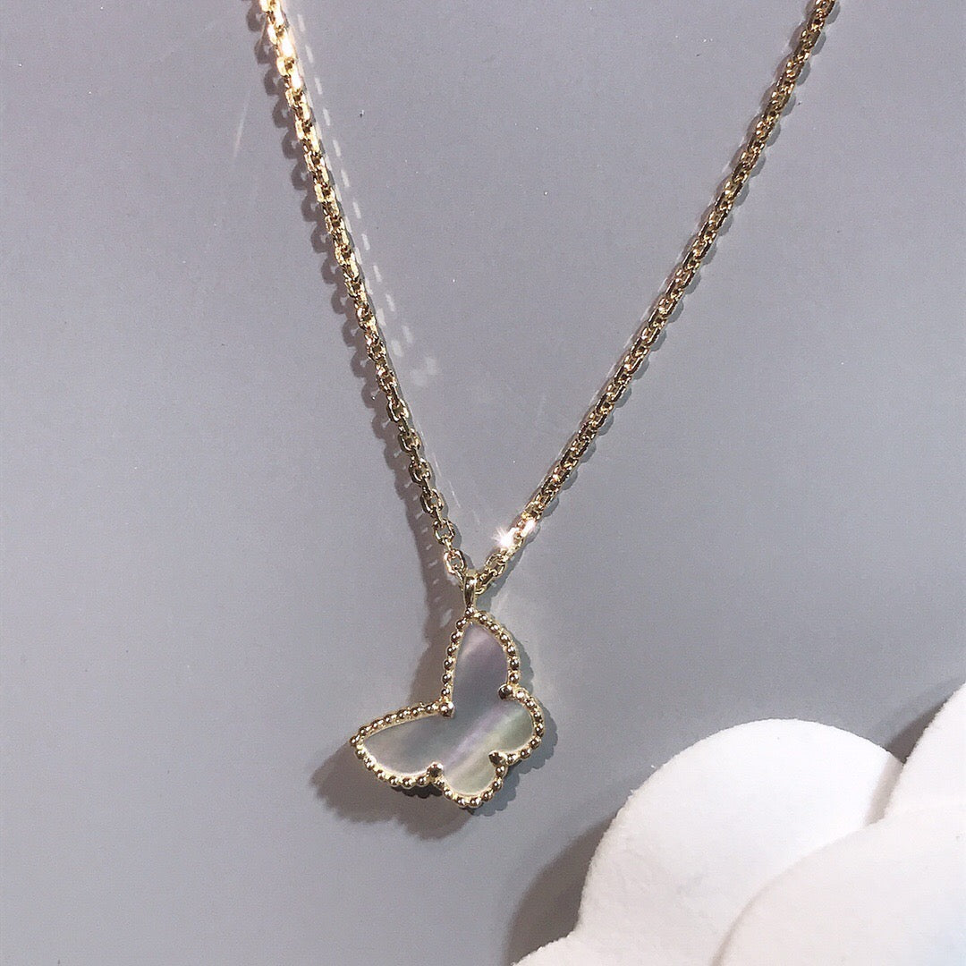 [kincade]CLOVER MEDIUM GOLD WHITE MOP BUTTERFLY NECKLACE