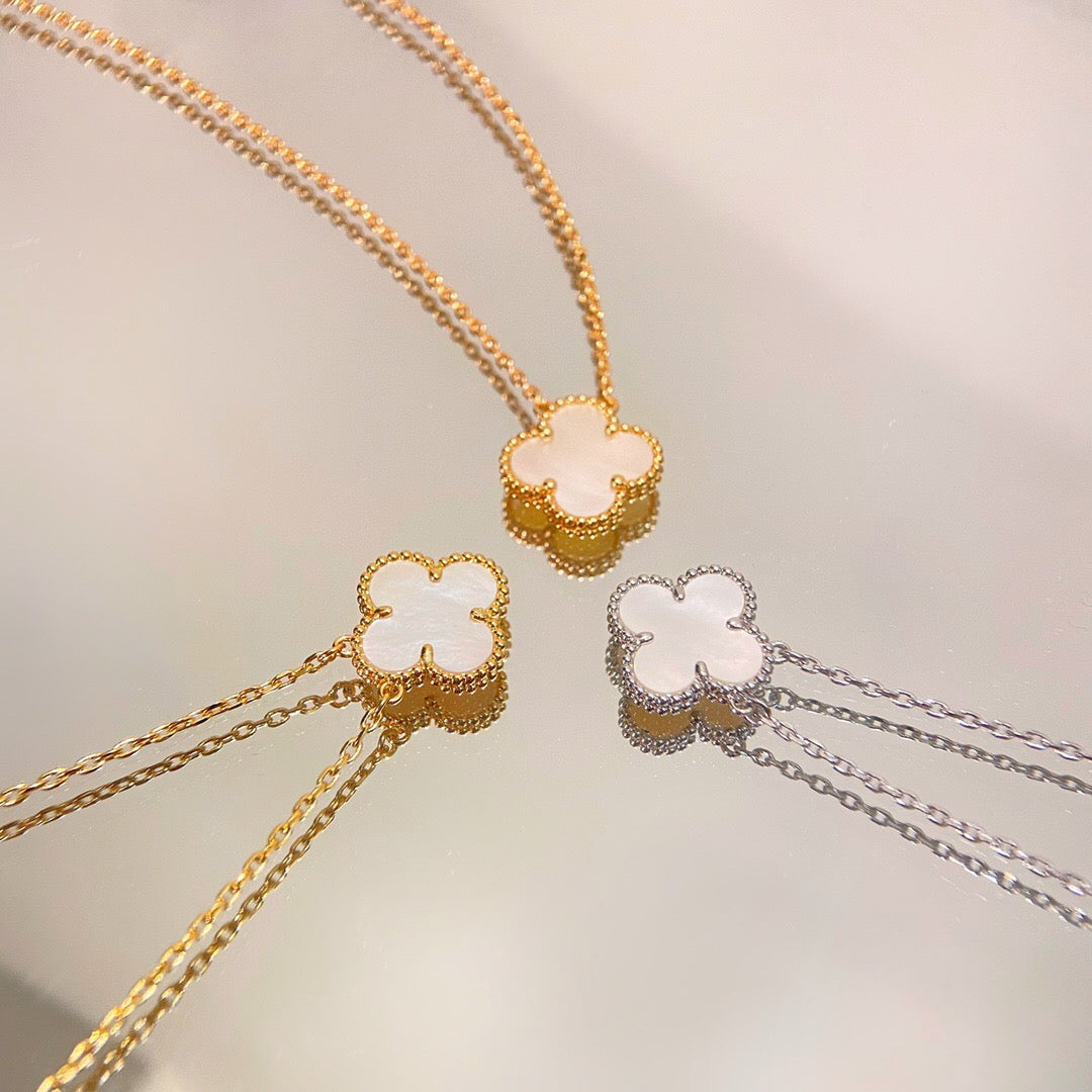 [kincade]CLOVER MEDIUM GOLD WHITE MOP NECKLACE