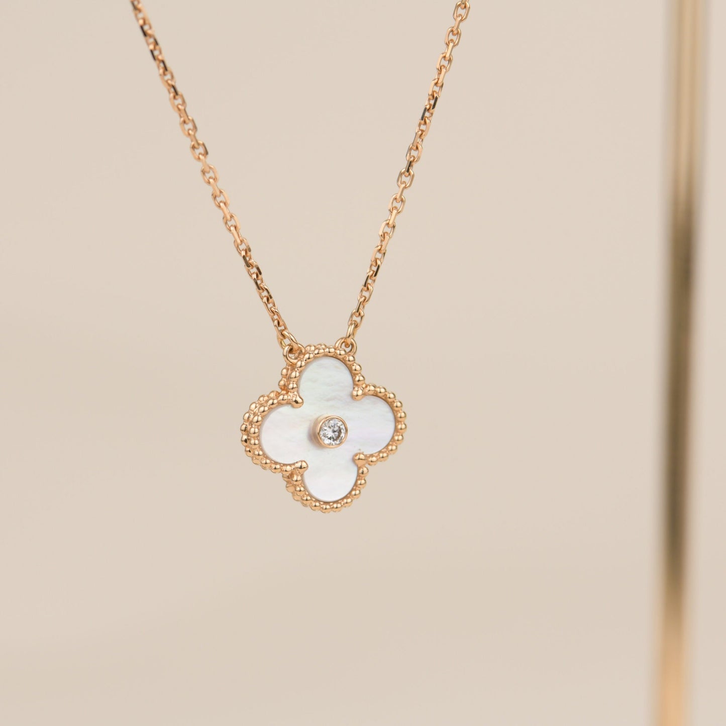 [kincade]CLOVER 15MM DIAMOND WHITE FRITILLARIA NECKLACE